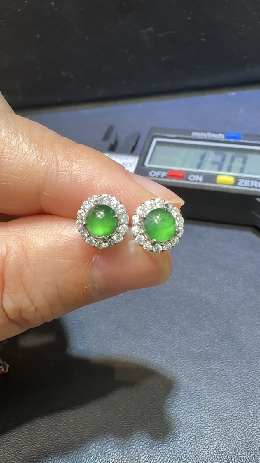 翡翠耳環|危地馬拉翡翠小蛋面 × 圓形設計 × 高色 × 鋯石環繞推薦 #12 2 翡翠耳環|危地馬拉翡翠小蛋面 × 圓形設計 × 高色 × 鋯石環繞推薦 #12 - Image 2