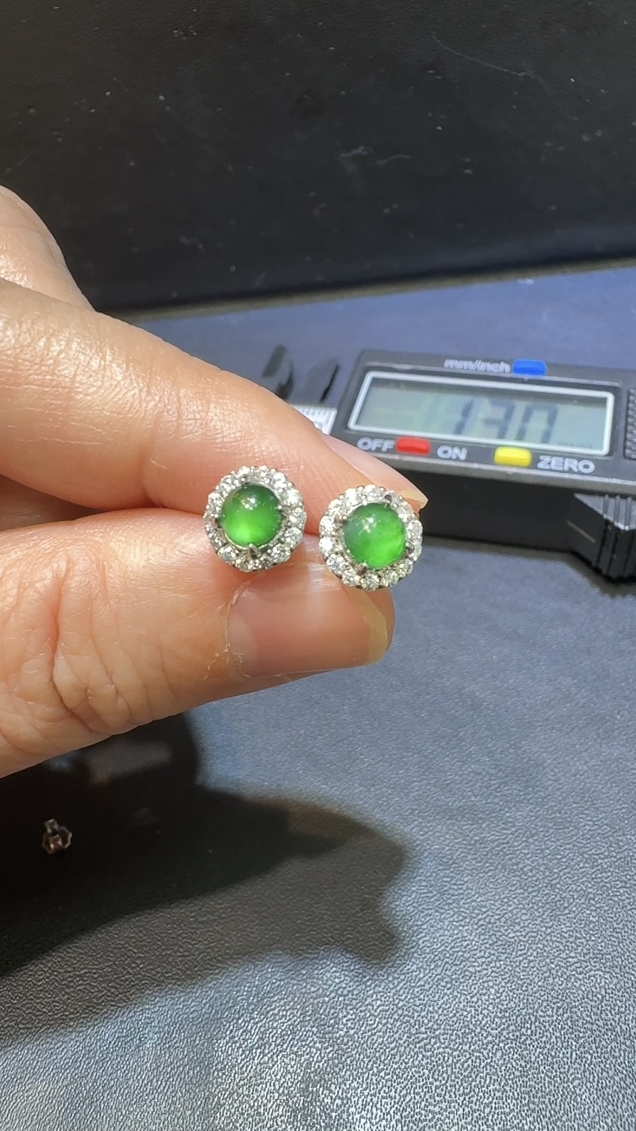 翡翠耳環|危地馬拉翡翠小蛋面 × 圓形設計 × 高色 × 鋯石環繞推薦 #12 3 翡翠耳環|危地馬拉翡翠小蛋面 × 圓形設計 × 高色 × 鋯石環繞推薦 #12 - Image 3