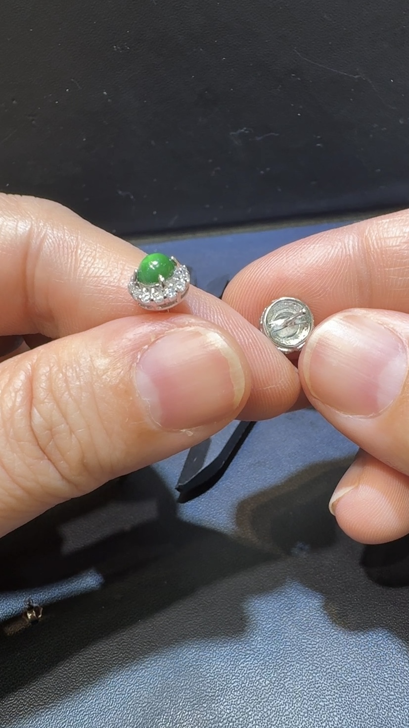 翡翠耳環|危地馬拉翡翠小蛋面 × 圓形設計 × 高色 × 鋯石環繞推薦 #12 4 翡翠耳環|危地馬拉翡翠小蛋面 × 圓形設計 × 高色 × 鋯石環繞推薦 #12 - Image 4