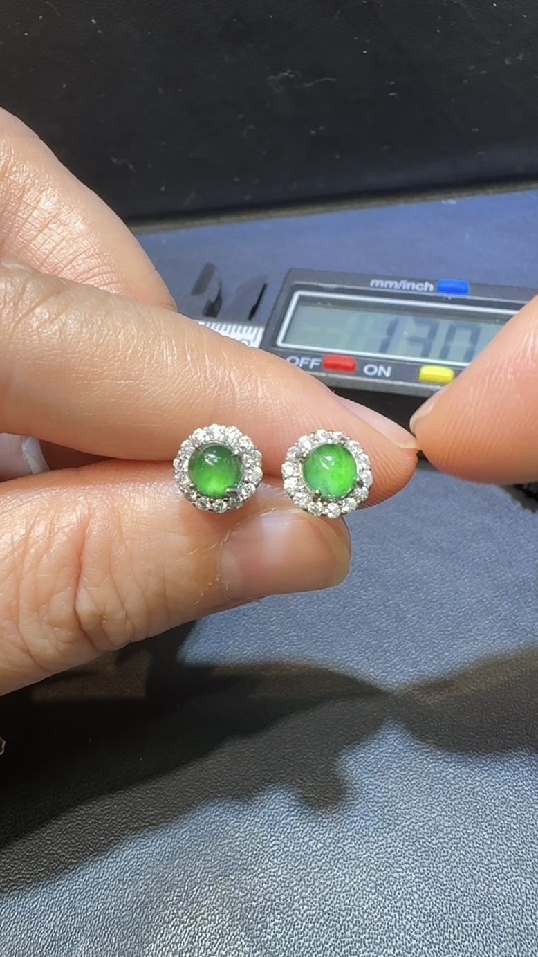 翡翠耳環|危地馬拉翡翠小蛋面 × 圓形設計 × 高色 × 鋯石環繞推薦 #12 6 翡翠耳環|危地馬拉翡翠小蛋面 × 圓形設計 × 高色 × 鋯石環繞推薦 #12 - Image 6