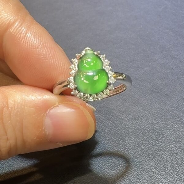 翡翠葫蘆戒指｜危地馬拉翡翠 × 高色蛋面 × 鋯石環繞 × 華麗吉祥推薦