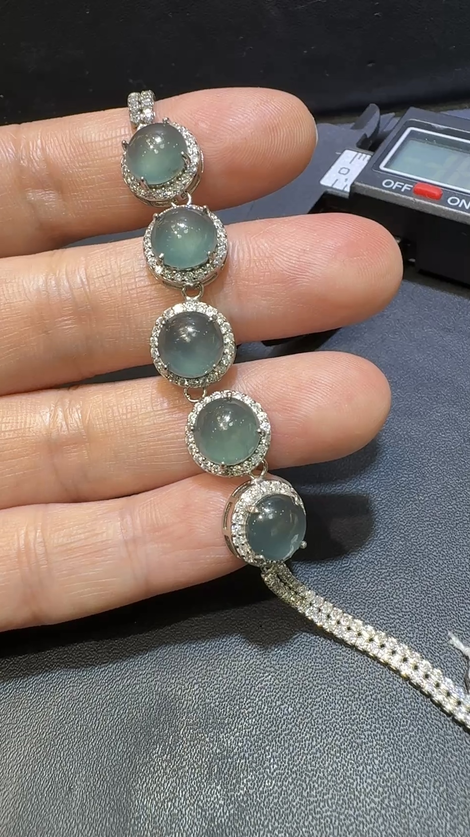 翡翠蛋面手串|危地馬拉翡翠 × 淡藍色大粒蛋面 × 鋯石環繞 × 華麗推薦 編號148466 2 翡翠蛋面手串|危地馬拉翡翠 × 淡藍色大粒蛋面 × 鋯石環繞 × 華麗推薦 編號148466 - Image 2