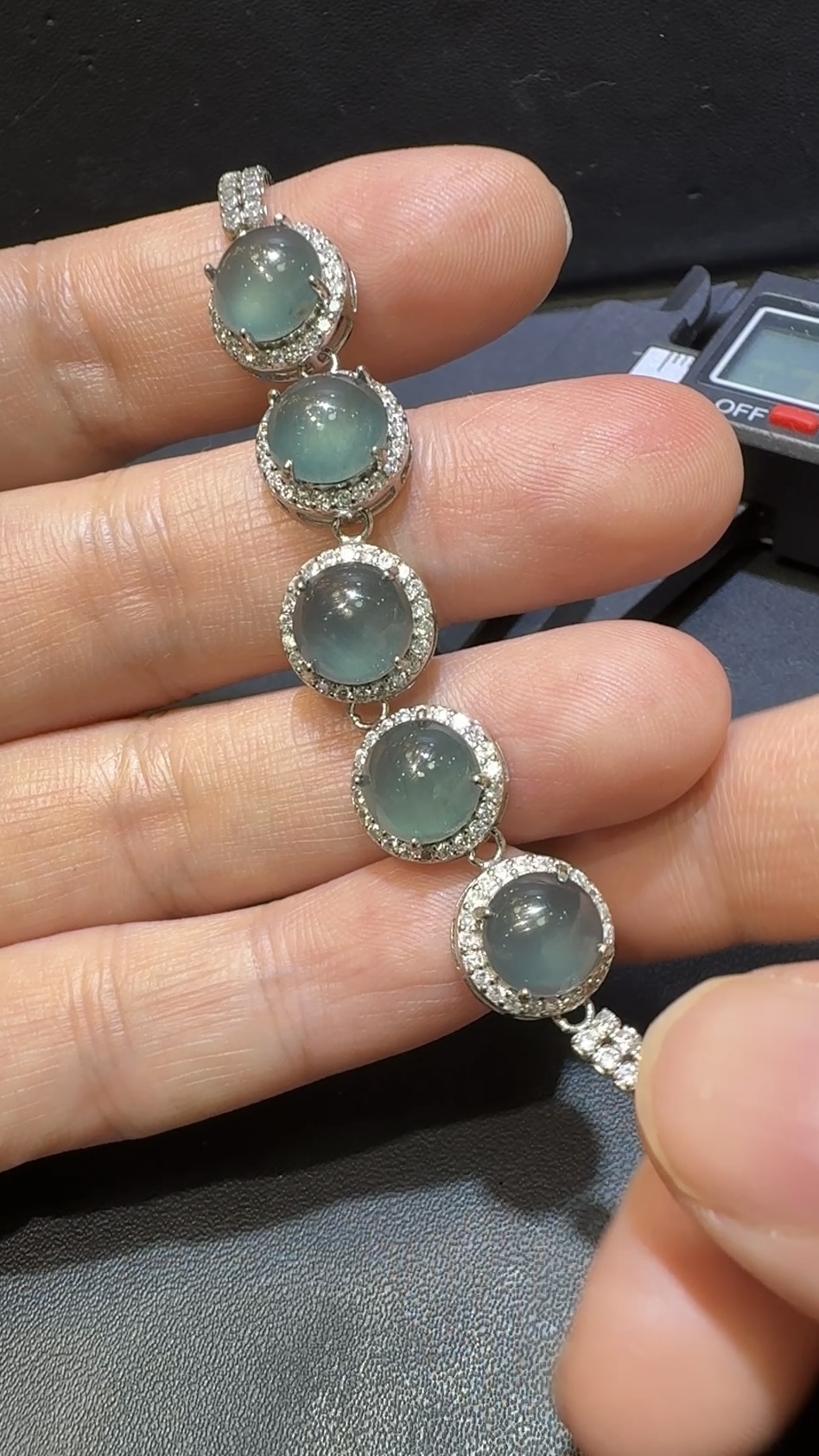 翡翠蛋面手串|危地馬拉翡翠 × 淡藍色大粒蛋面 × 鋯石環繞 × 華麗推薦 編號148466 3 翡翠蛋面手串|危地馬拉翡翠 × 淡藍色大粒蛋面 × 鋯石環繞 × 華麗推薦 編號148466 - Image 3