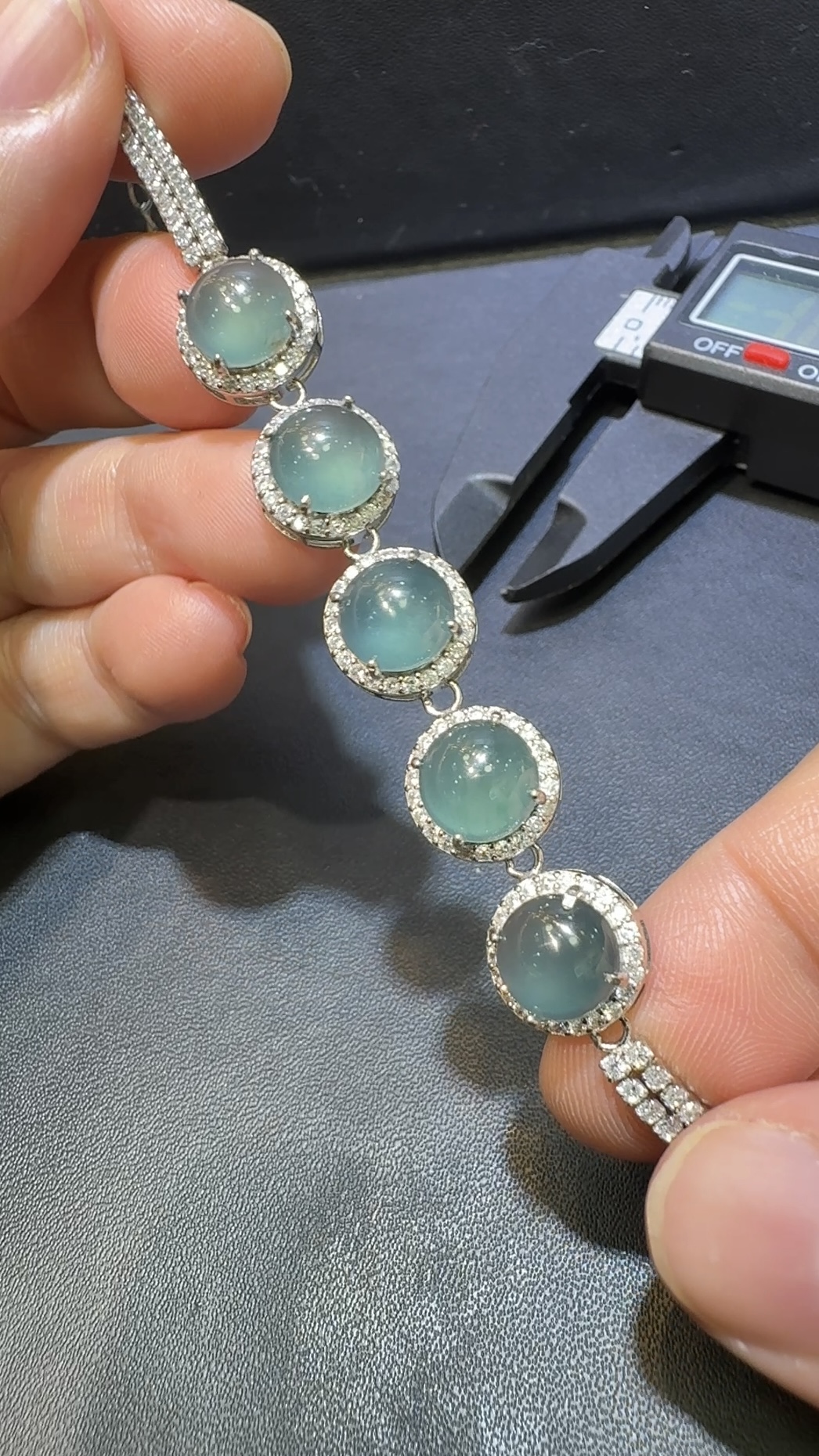 翡翠蛋面手串|危地馬拉翡翠 × 淡藍色大粒蛋面 × 鋯石環繞 × 華麗推薦 編號148466 4 翡翠蛋面手串|危地馬拉翡翠 × 淡藍色大粒蛋面 × 鋯石環繞 × 華麗推薦 編號148466 - Image 4