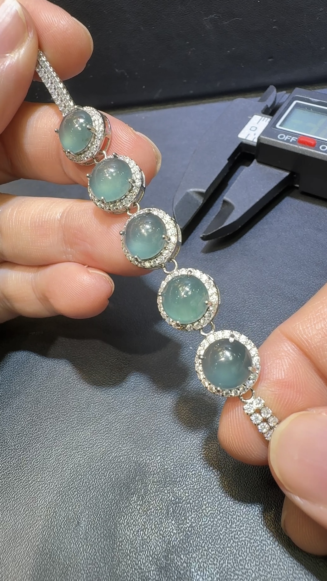 翡翠蛋面手串|危地馬拉翡翠 × 淡藍色大粒蛋面 × 鋯石環繞 × 華麗推薦 編號148466 5 翡翠蛋面手串|危地馬拉翡翠 × 淡藍色大粒蛋面 × 鋯石環繞 × 華麗推薦 編號148466 - Image 5