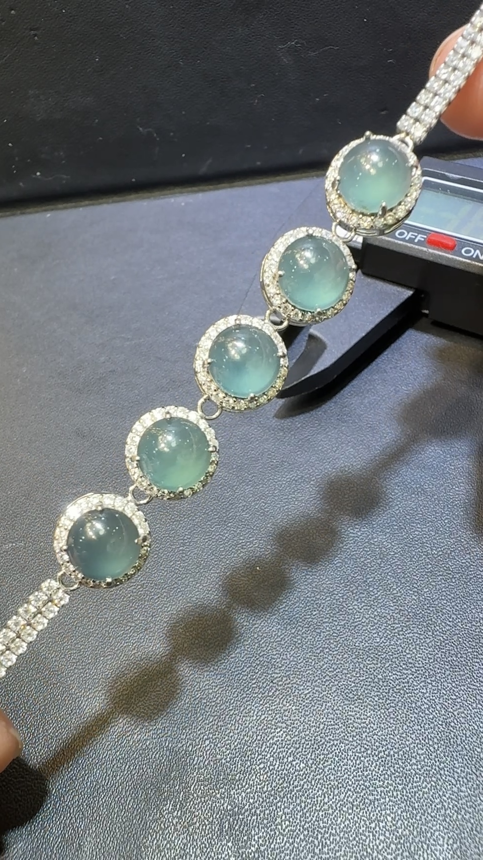 翡翠蛋面手串|危地馬拉翡翠 × 淡藍色大粒蛋面 × 鋯石環繞 × 華麗推薦 編號148466 1 翡翠蛋面手串|危地馬拉翡翠 × 淡藍色大粒蛋面 × 鋯石環繞 × 華麗推薦 編號148466