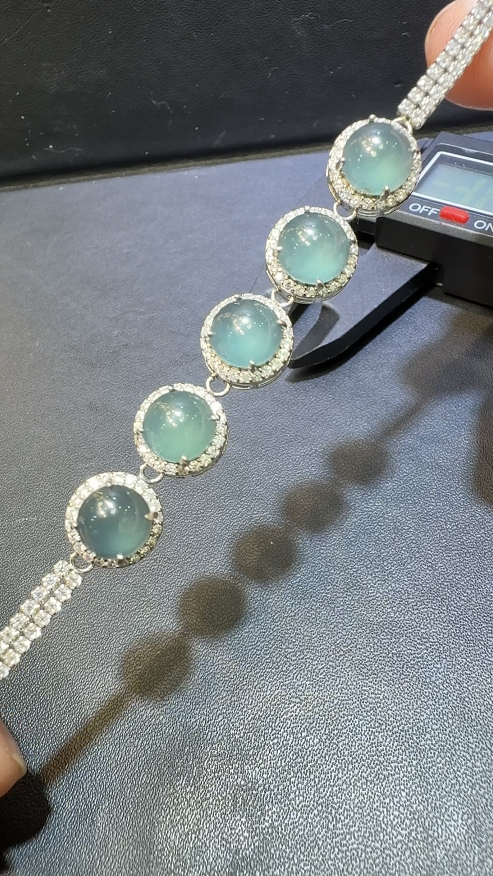 翡翠蛋面手串|危地馬拉翡翠 × 淡藍色大粒蛋面 × 鋯石環繞 × 華麗推薦 編號148466 8 翡翠蛋面手串|危地馬拉翡翠 × 淡藍色大粒蛋面 × 鋯石環繞 × 華麗推薦 編號148466 - Image 8