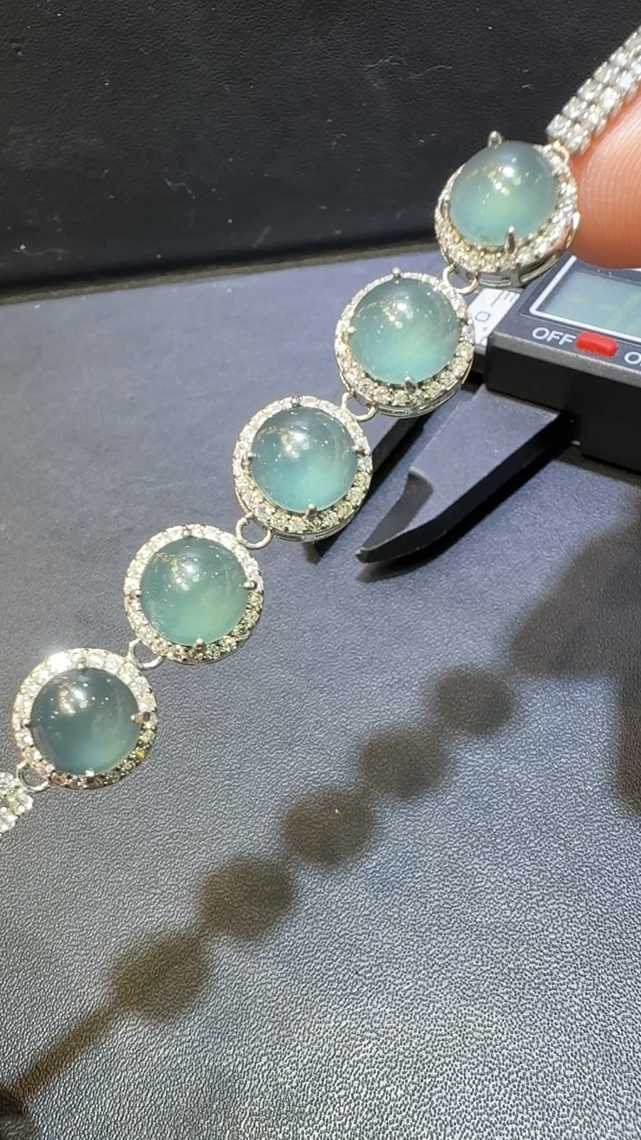 翡翠蛋面手串|危地馬拉翡翠 × 淡藍色大粒蛋面 × 鋯石環繞 × 華麗推薦 編號148466 9 翡翠蛋面手串|危地馬拉翡翠 × 淡藍色大粒蛋面 × 鋯石環繞 × 華麗推薦 編號148466 - Image 9