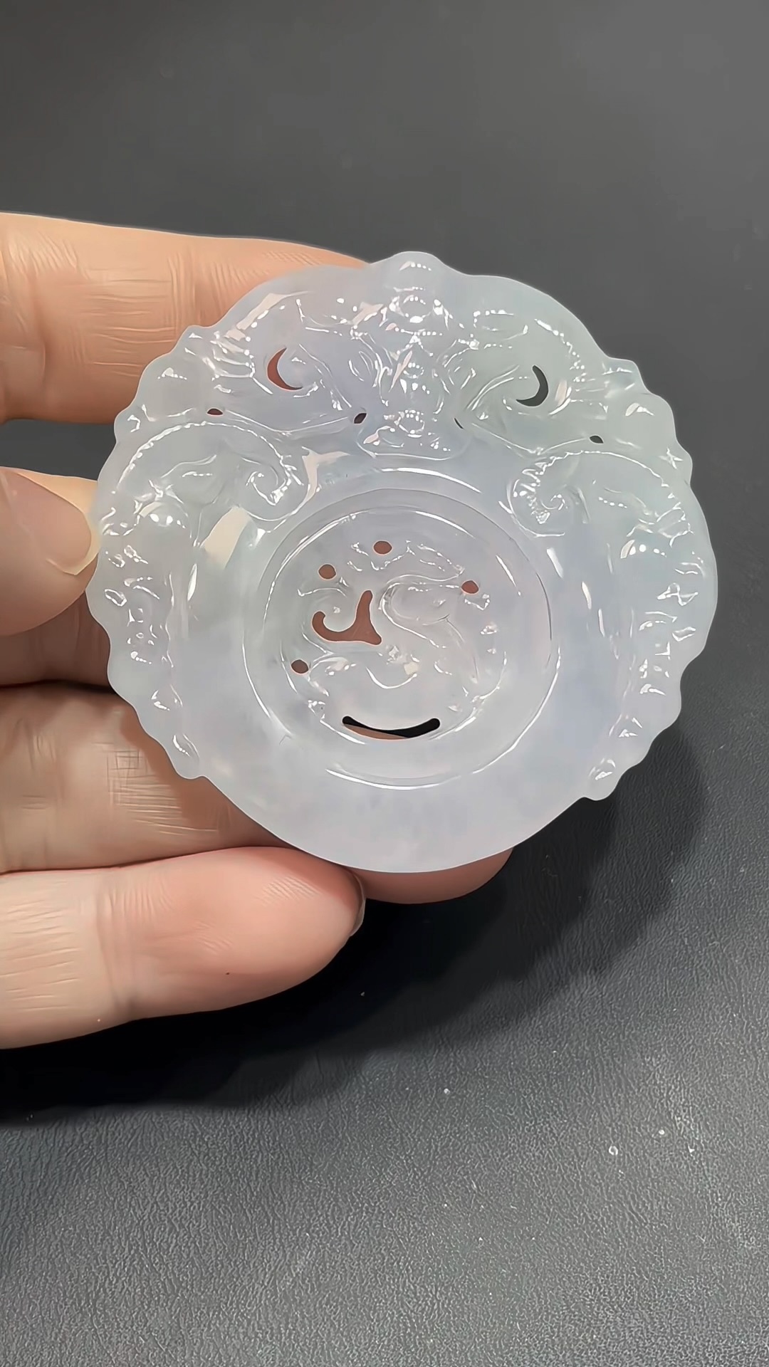 翡翠三羊開泰|緬甸翡翠 × 種好細膩 × 貔貅可轉動 × 吉祥招財推薦 #820 4 翡翠三羊開泰|緬甸翡翠 × 種好細膩 × 貔貅可轉動 × 吉祥招財推薦 #820 - Image 4