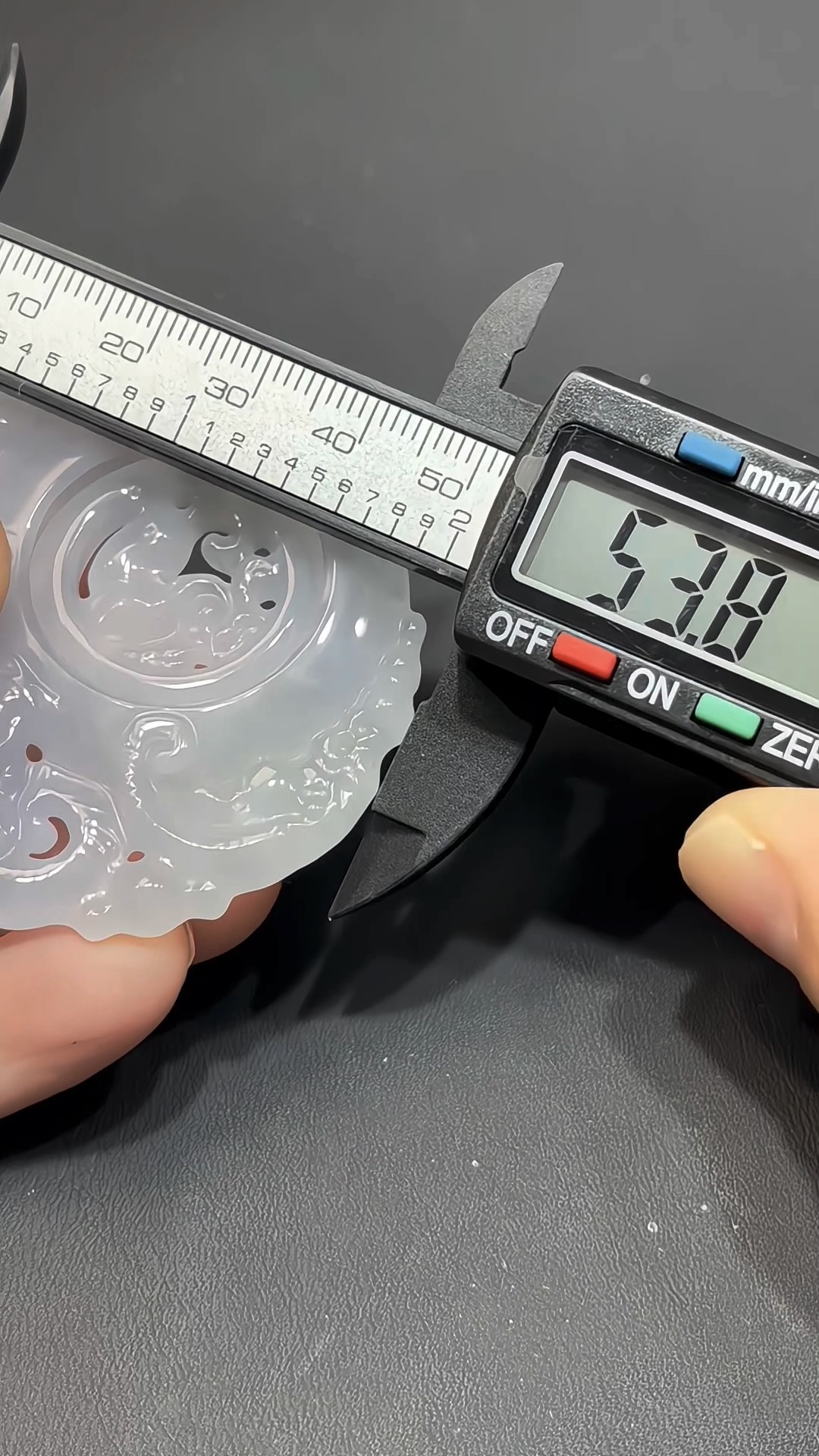 翡翠三羊開泰|緬甸翡翠 × 種好細膩 × 貔貅可轉動 × 吉祥招財推薦 #820 8 翡翠三羊開泰|緬甸翡翠 × 種好細膩 × 貔貅可轉動 × 吉祥招財推薦 #820 - Image 8