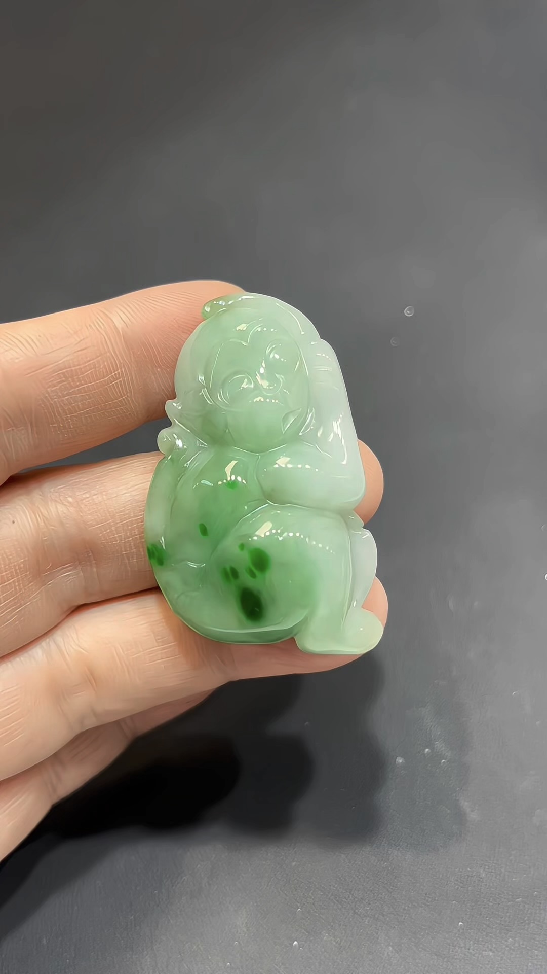 翡翠雕刻|翡翠小猴子 × 陽綠色點綴 × 機靈寓意推薦 #824 1 翡翠雕刻|翡翠小猴子 × 陽綠色點綴 × 機靈寓意推薦 #824