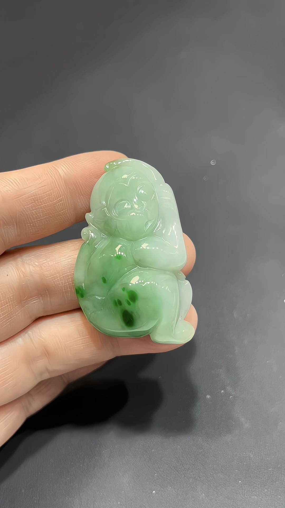 翡翠雕刻|翡翠小猴子 × 陽綠色點綴 × 機靈寓意推薦 #824 2 翡翠雕刻|翡翠小猴子 × 陽綠色點綴 × 機靈寓意推薦 #824 - Image 2