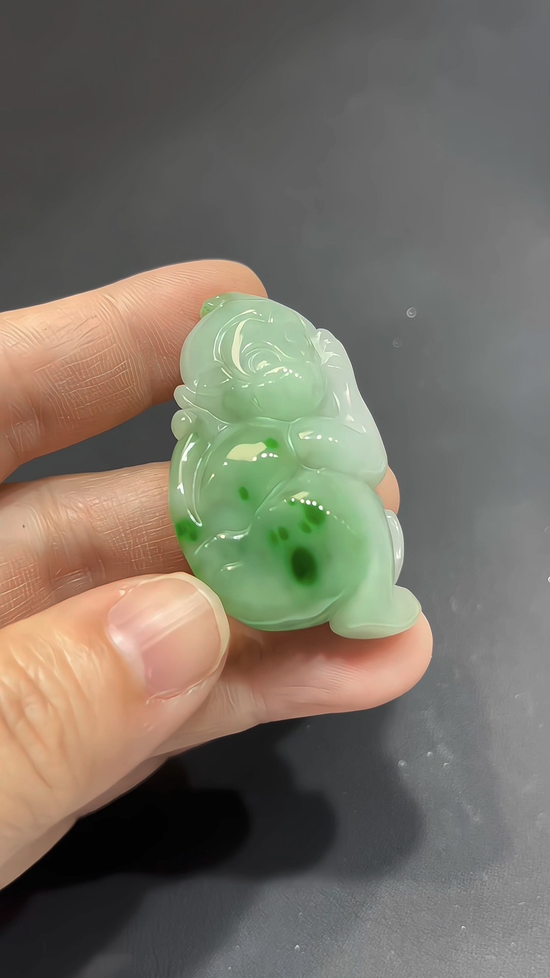 翡翠雕刻|翡翠小猴子 × 陽綠色點綴 × 機靈寓意推薦 #824 3 翡翠雕刻|翡翠小猴子 × 陽綠色點綴 × 機靈寓意推薦 #824 - Image 3
