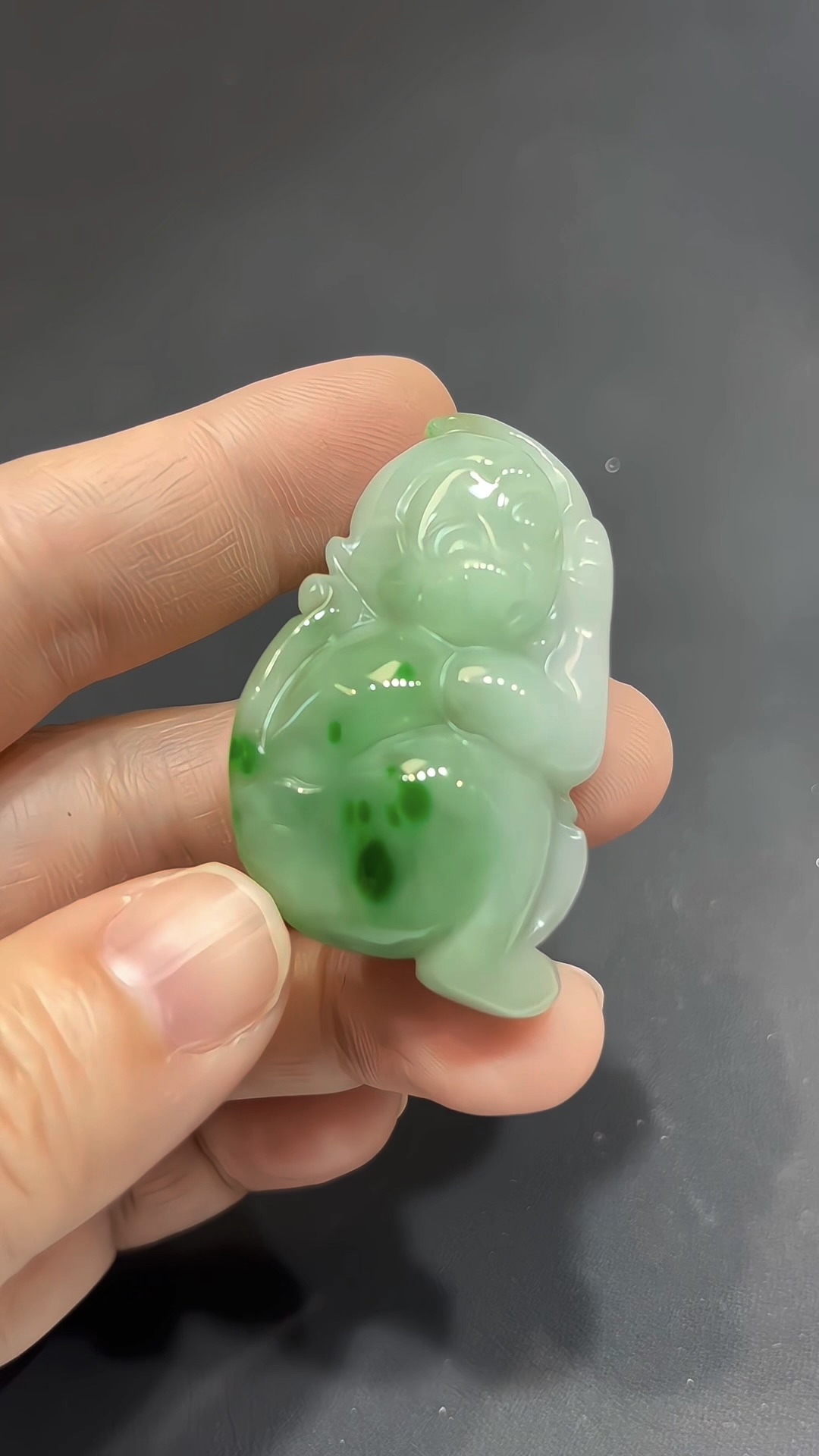 翡翠雕刻|翡翠小猴子 × 陽綠色點綴 × 機靈寓意推薦 #824 4 翡翠雕刻|翡翠小猴子 × 陽綠色點綴 × 機靈寓意推薦 #824 - Image 4