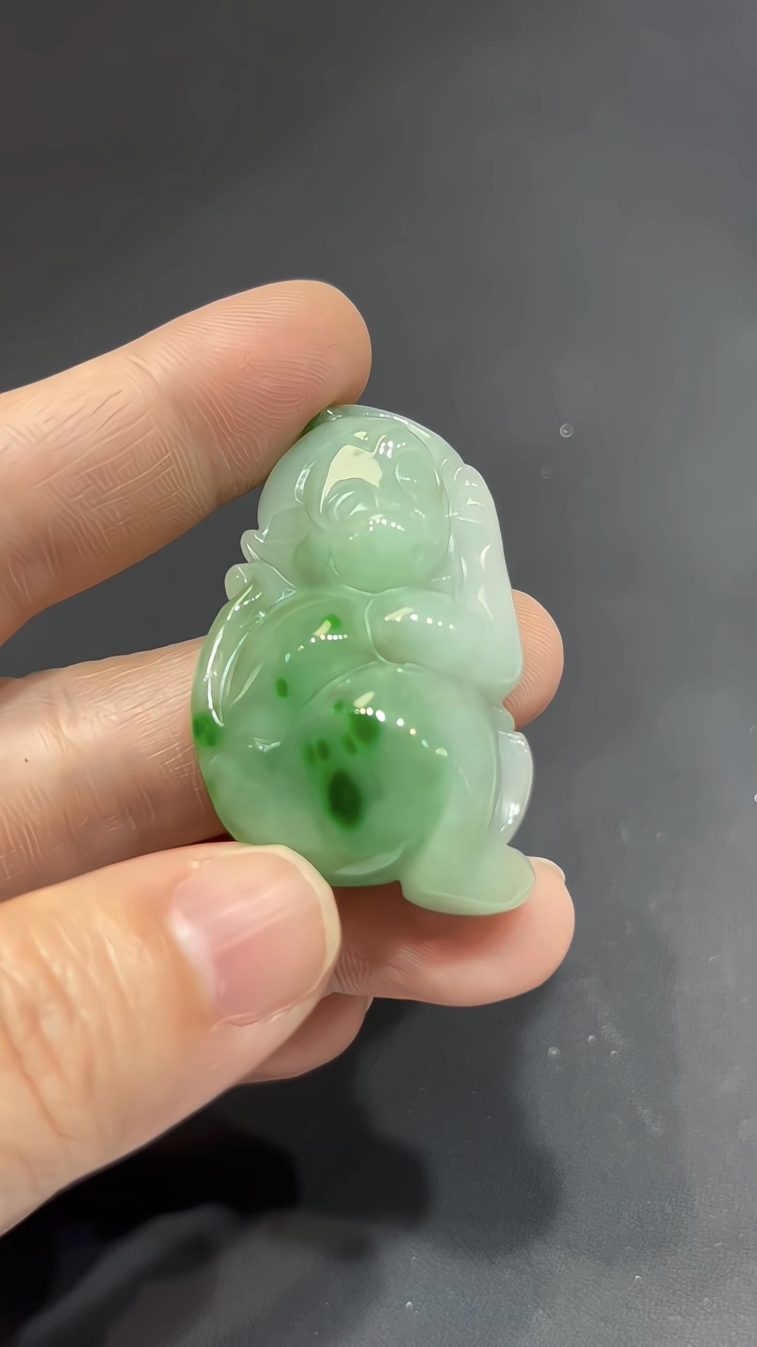 翡翠雕刻|翡翠小猴子 × 陽綠色點綴 × 機靈寓意推薦 #824 5 翡翠雕刻|翡翠小猴子 × 陽綠色點綴 × 機靈寓意推薦 #824 - Image 5