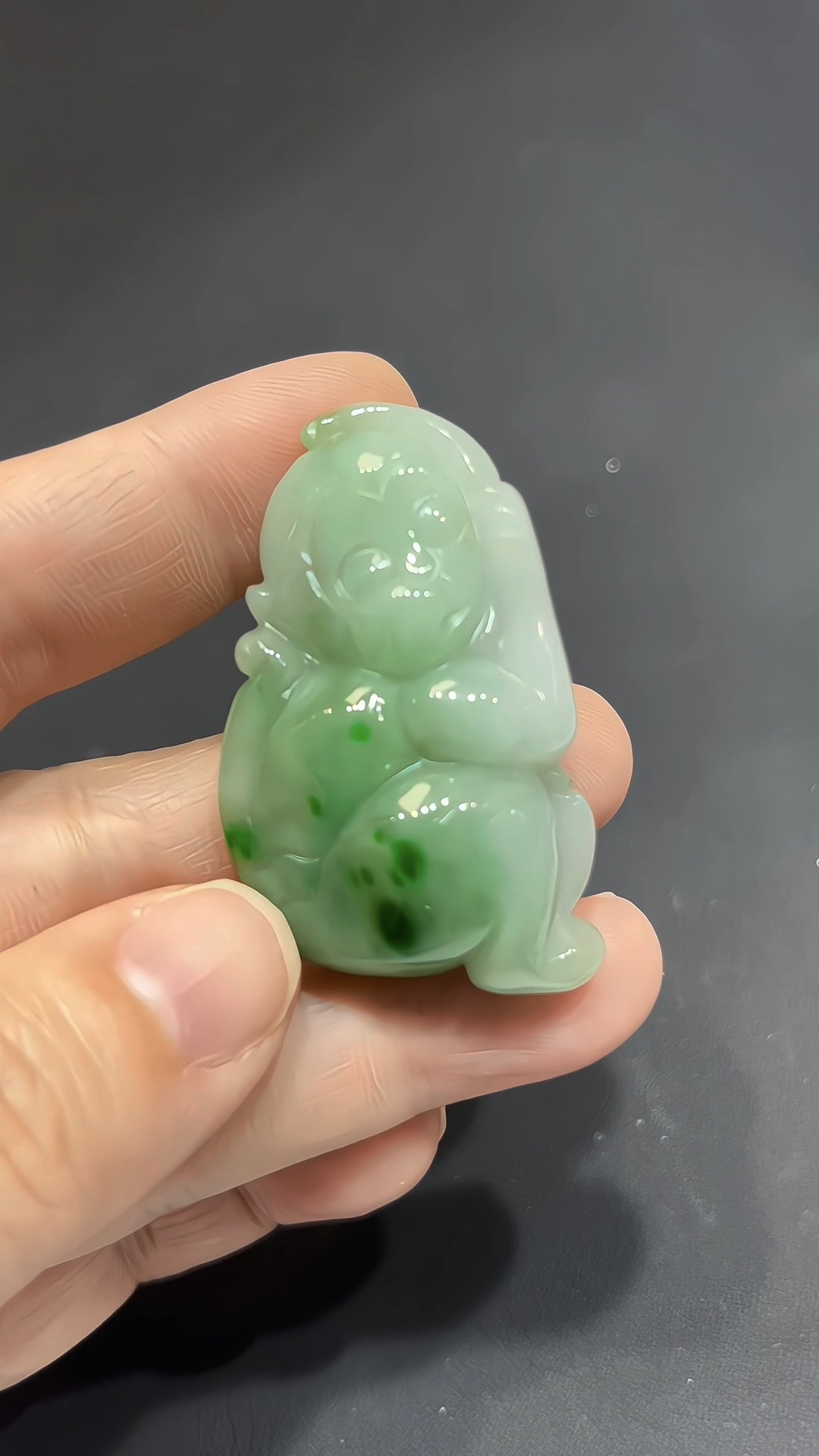 翡翠雕刻|翡翠小猴子 × 陽綠色點綴 × 機靈寓意推薦 #824 6 翡翠雕刻|翡翠小猴子 × 陽綠色點綴 × 機靈寓意推薦 #824 - Image 6