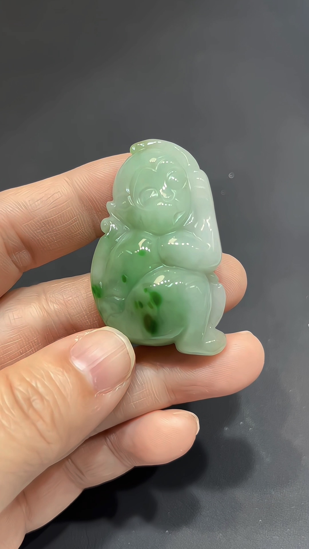 翡翠雕刻|翡翠小猴子 × 陽綠色點綴 × 機靈寓意推薦 #824 8 翡翠雕刻|翡翠小猴子 × 陽綠色點綴 × 機靈寓意推薦 #824 - Image 8