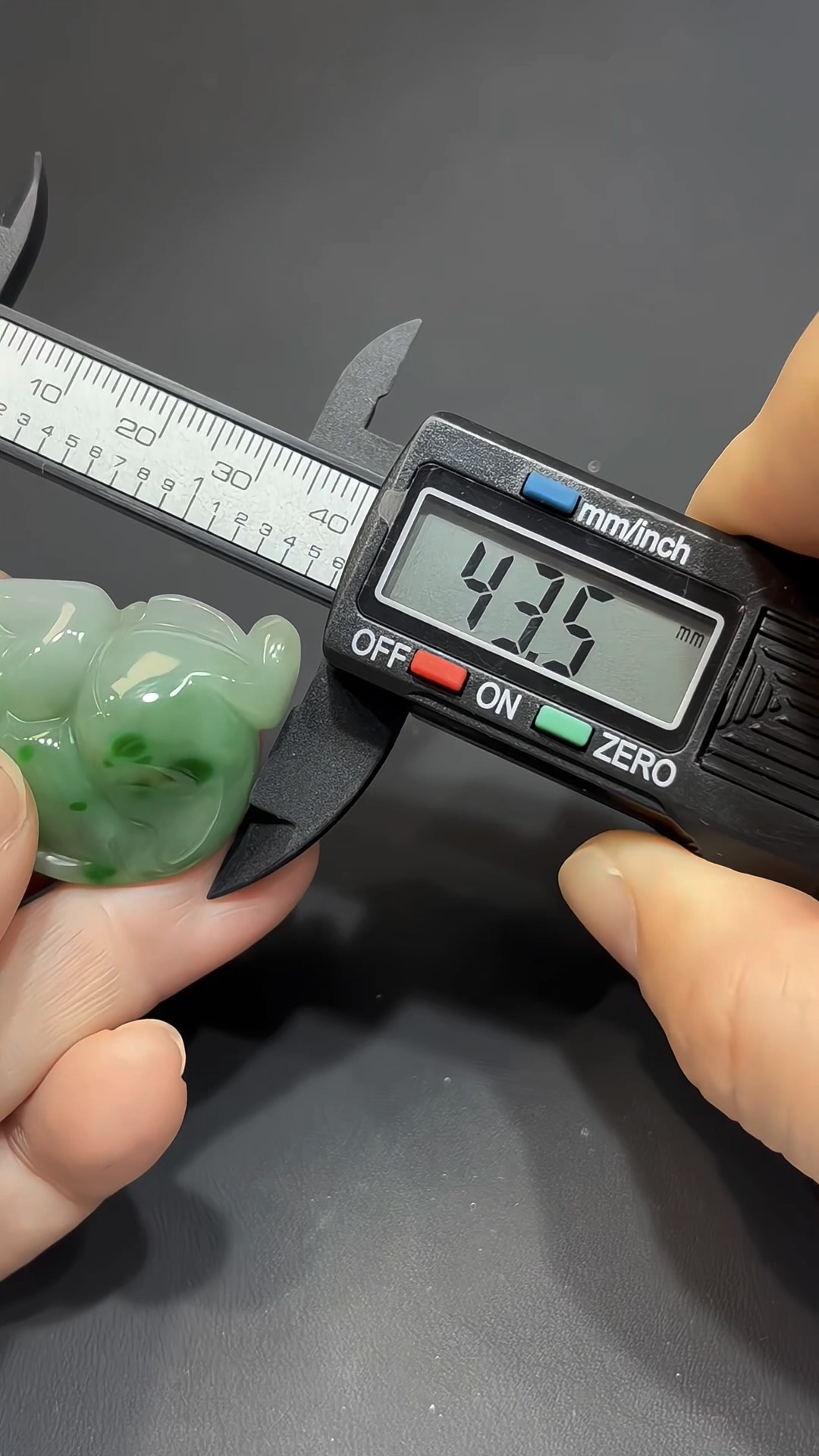 翡翠雕刻|翡翠小猴子 × 陽綠色點綴 × 機靈寓意推薦 #824 9 翡翠雕刻|翡翠小猴子 × 陽綠色點綴 × 機靈寓意推薦 #824 - Image 9