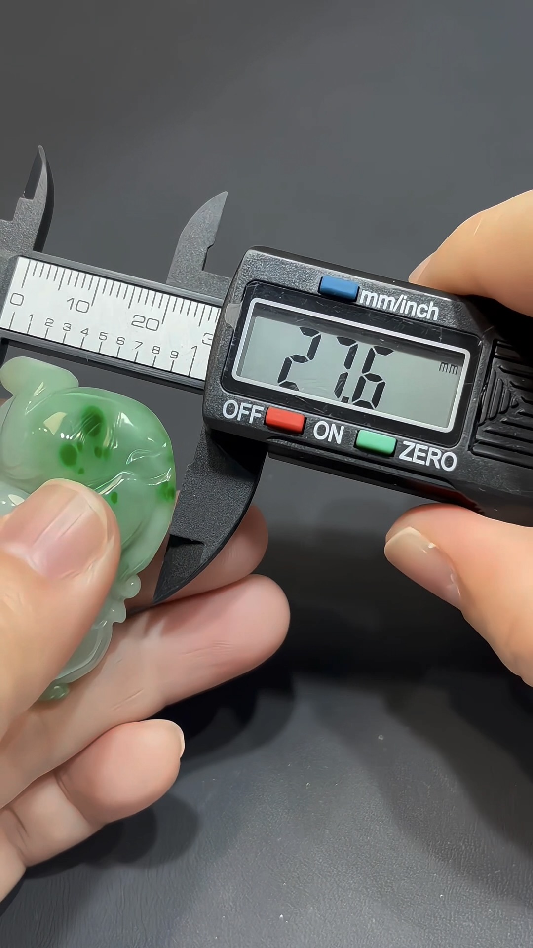 翡翠雕刻|翡翠小猴子 × 陽綠色點綴 × 機靈寓意推薦 #824 10 翡翠雕刻|翡翠小猴子 × 陽綠色點綴 × 機靈寓意推薦 #824 - Image 10