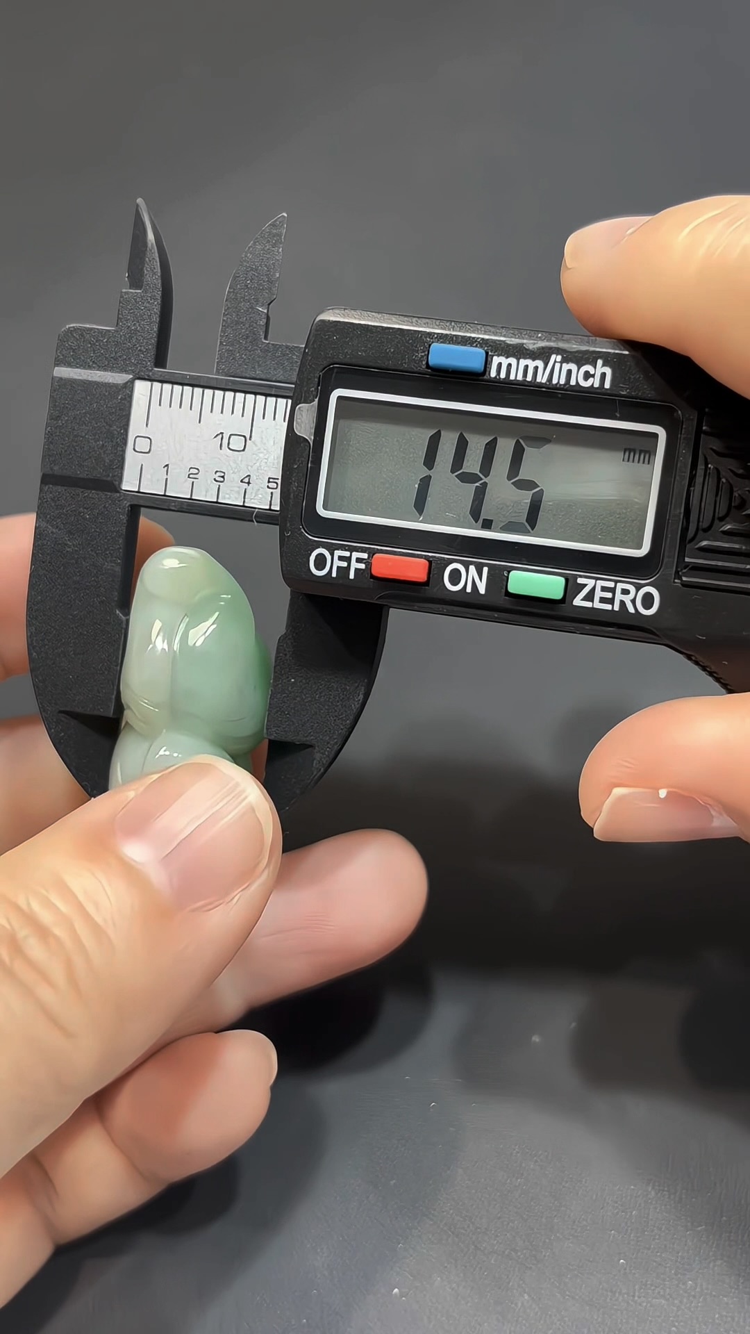 翡翠雕刻|翡翠小猴子 × 陽綠色點綴 × 機靈寓意推薦 #824 11 翡翠雕刻|翡翠小猴子 × 陽綠色點綴 × 機靈寓意推薦 #824 - Image 11