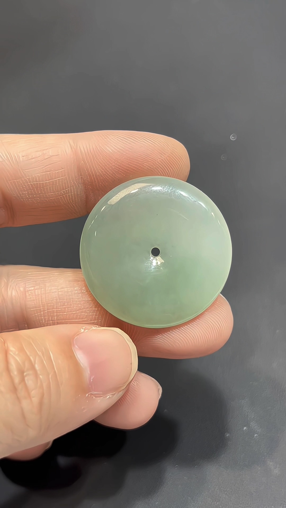 翡翠平安扣|緬甸翡翠 × 大件雕刻 × 淺綠色 × 種好細膩推薦 #826 3 翡翠平安扣|緬甸翡翠 × 大件雕刻 × 淺綠色 × 種好細膩推薦 #826 - Image 3