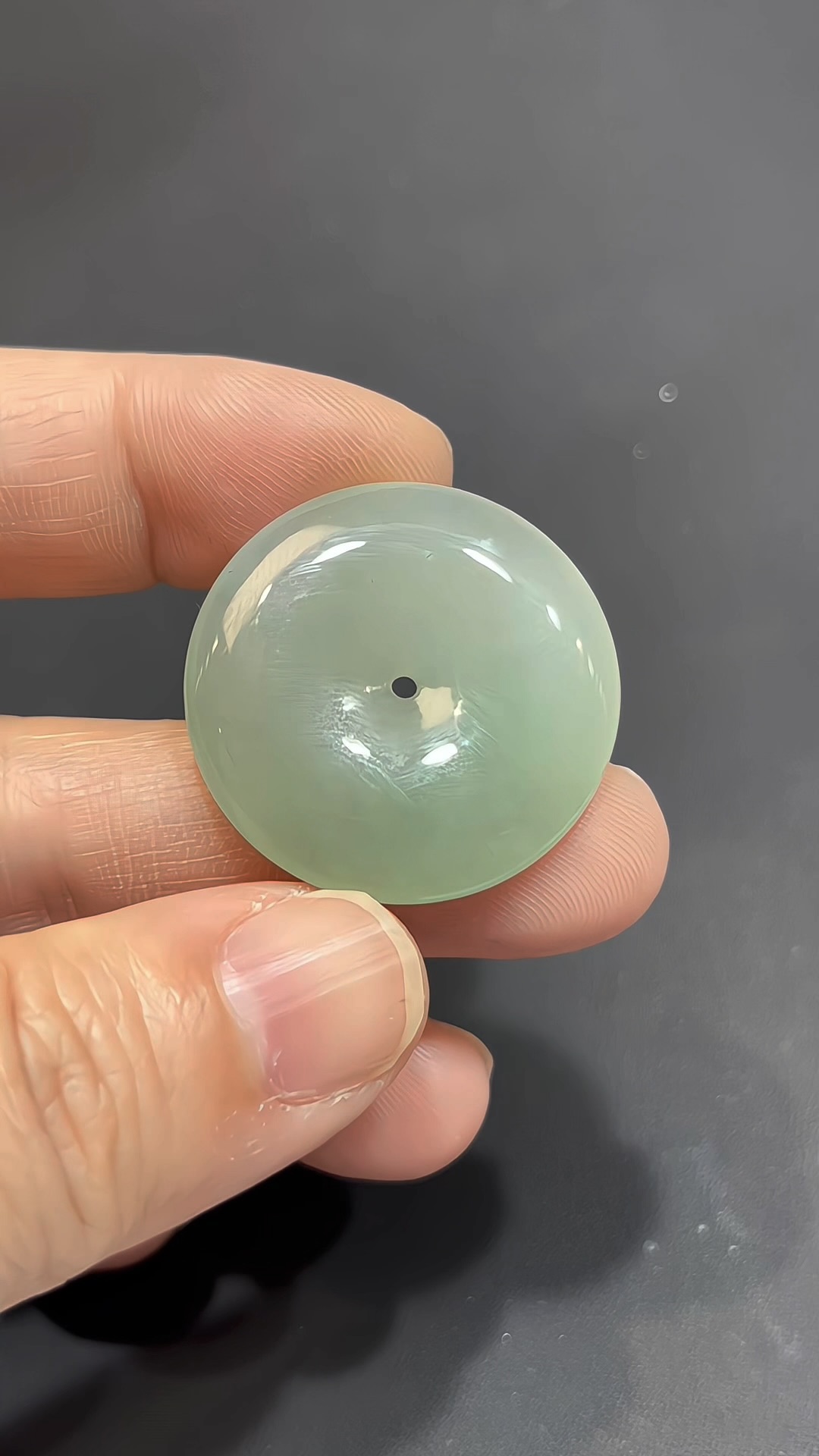 翡翠平安扣|緬甸翡翠 × 大件雕刻 × 淺綠色 × 種好細膩推薦 #826 4 翡翠平安扣|緬甸翡翠 × 大件雕刻 × 淺綠色 × 種好細膩推薦 #826 - Image 4