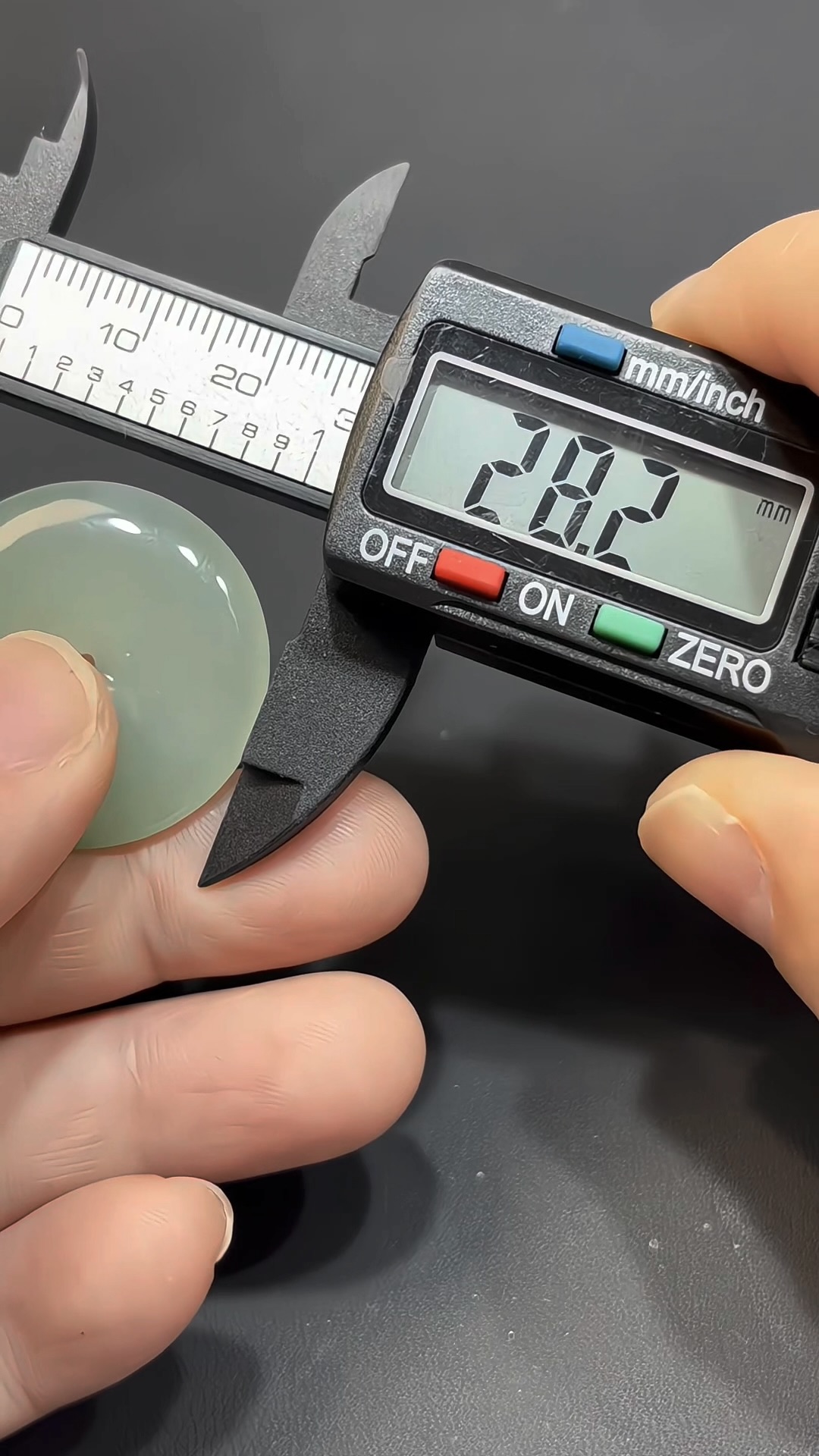 翡翠平安扣|緬甸翡翠 × 大件雕刻 × 淺綠色 × 種好細膩推薦 #826 9 翡翠平安扣|緬甸翡翠 × 大件雕刻 × 淺綠色 × 種好細膩推薦 #826 - Image 9