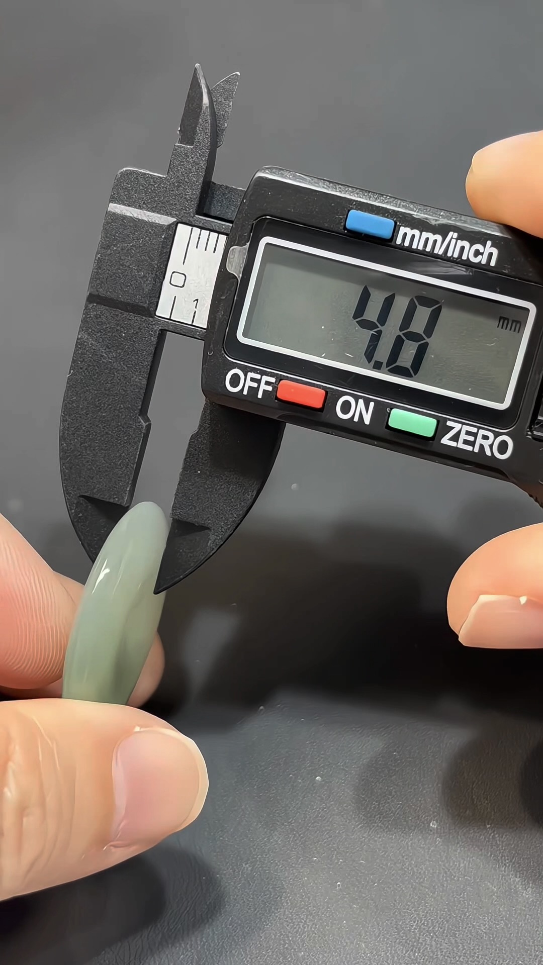 翡翠平安扣|緬甸翡翠 × 大件雕刻 × 淺綠色 × 種好細膩推薦 #826 10 翡翠平安扣|緬甸翡翠 × 大件雕刻 × 淺綠色 × 種好細膩推薦 #826 - Image 10