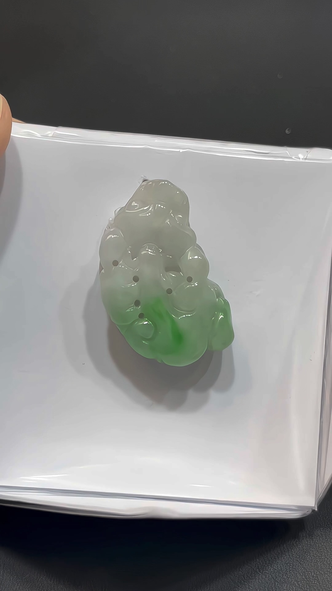 翡翠貔貅|緬甸翡翠 × 白底青 × 陽綠點綴 × 種好細膩 × 招財化太歲推薦 #828 2 翡翠貔貅|緬甸翡翠 × 白底青 × 陽綠點綴 × 種好細膩 × 招財化太歲推薦 #828 - Image 2