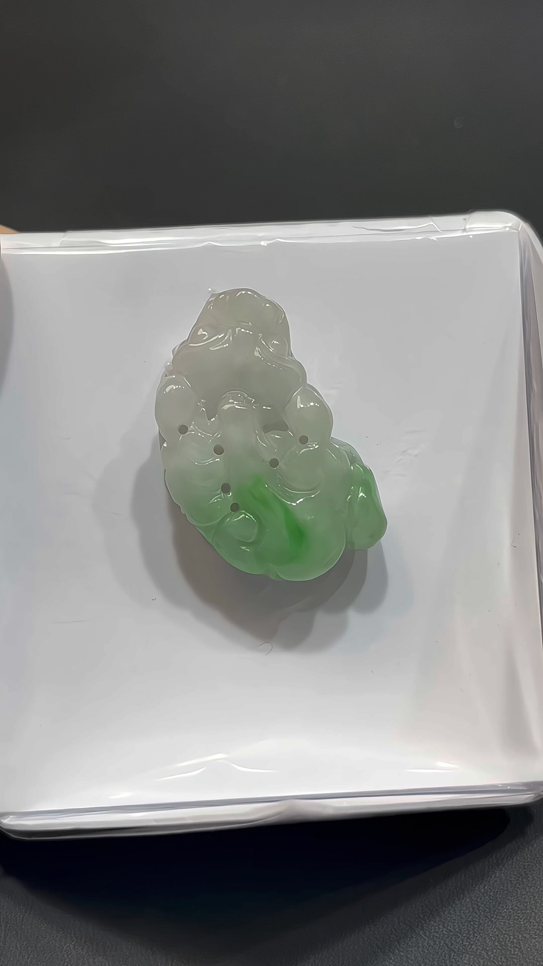 翡翠貔貅|緬甸翡翠 × 白底青 × 陽綠點綴 × 種好細膩 × 招財化太歲推薦 #828 3 翡翠貔貅|緬甸翡翠 × 白底青 × 陽綠點綴 × 種好細膩 × 招財化太歲推薦 #828 - Image 3