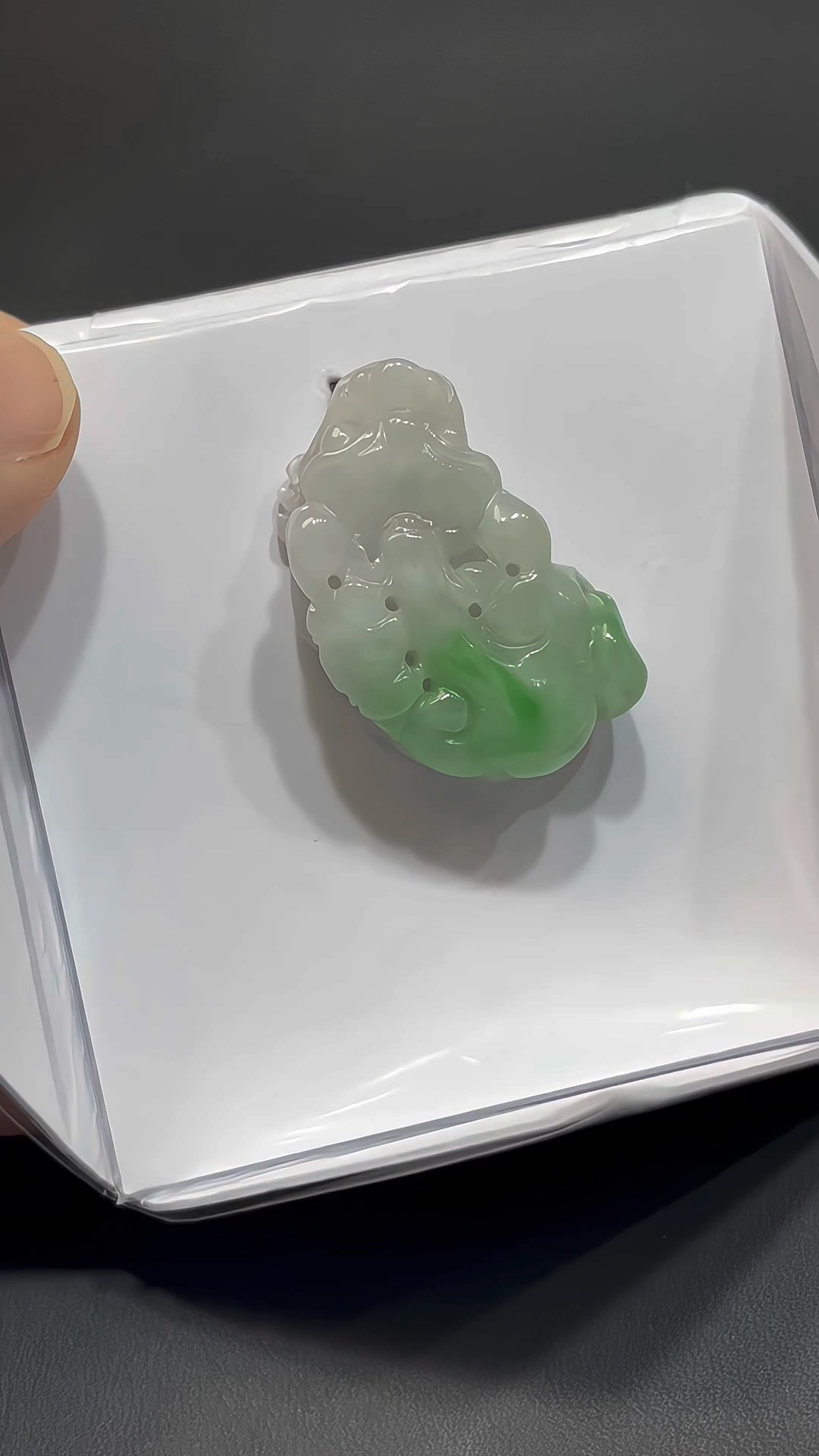 翡翠貔貅|緬甸翡翠 × 白底青 × 陽綠點綴 × 種好細膩 × 招財化太歲推薦 #828 4 翡翠貔貅|緬甸翡翠 × 白底青 × 陽綠點綴 × 種好細膩 × 招財化太歲推薦 #828 - Image 4