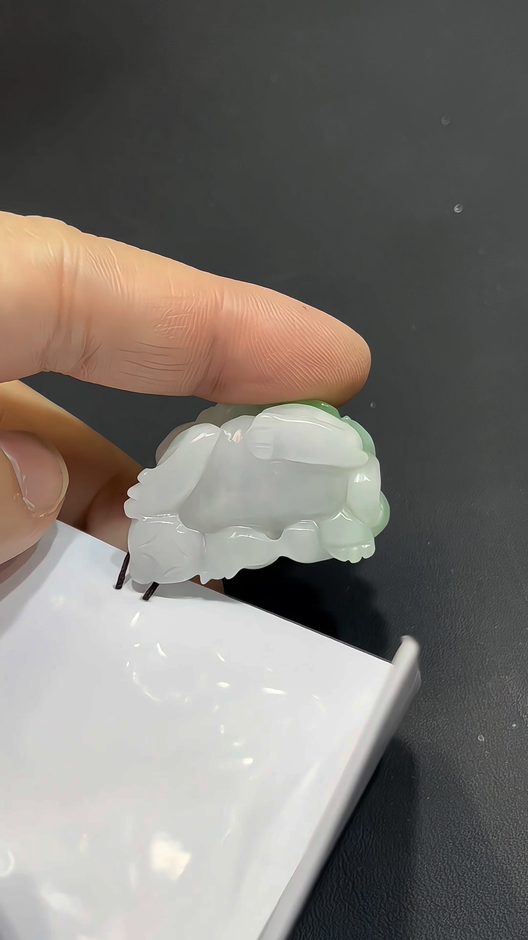翡翠貔貅|緬甸翡翠 × 白底青 × 陽綠點綴 × 種好細膩 × 招財化太歲推薦 #828 8 翡翠貔貅|緬甸翡翠 × 白底青 × 陽綠點綴 × 種好細膩 × 招財化太歲推薦 #828 - Image 8