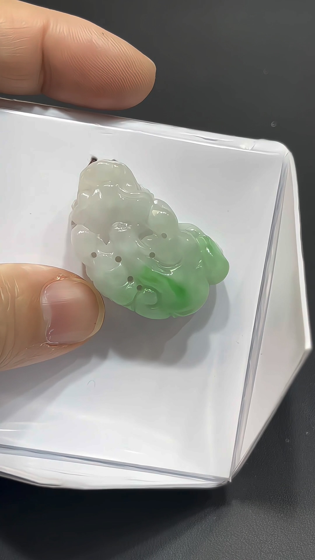 翡翠貔貅|緬甸翡翠 × 白底青 × 陽綠點綴 × 種好細膩 × 招財化太歲推薦 #828 7 翡翠貔貅|緬甸翡翠 × 白底青 × 陽綠點綴 × 種好細膩 × 招財化太歲推薦 #828 - Image 7