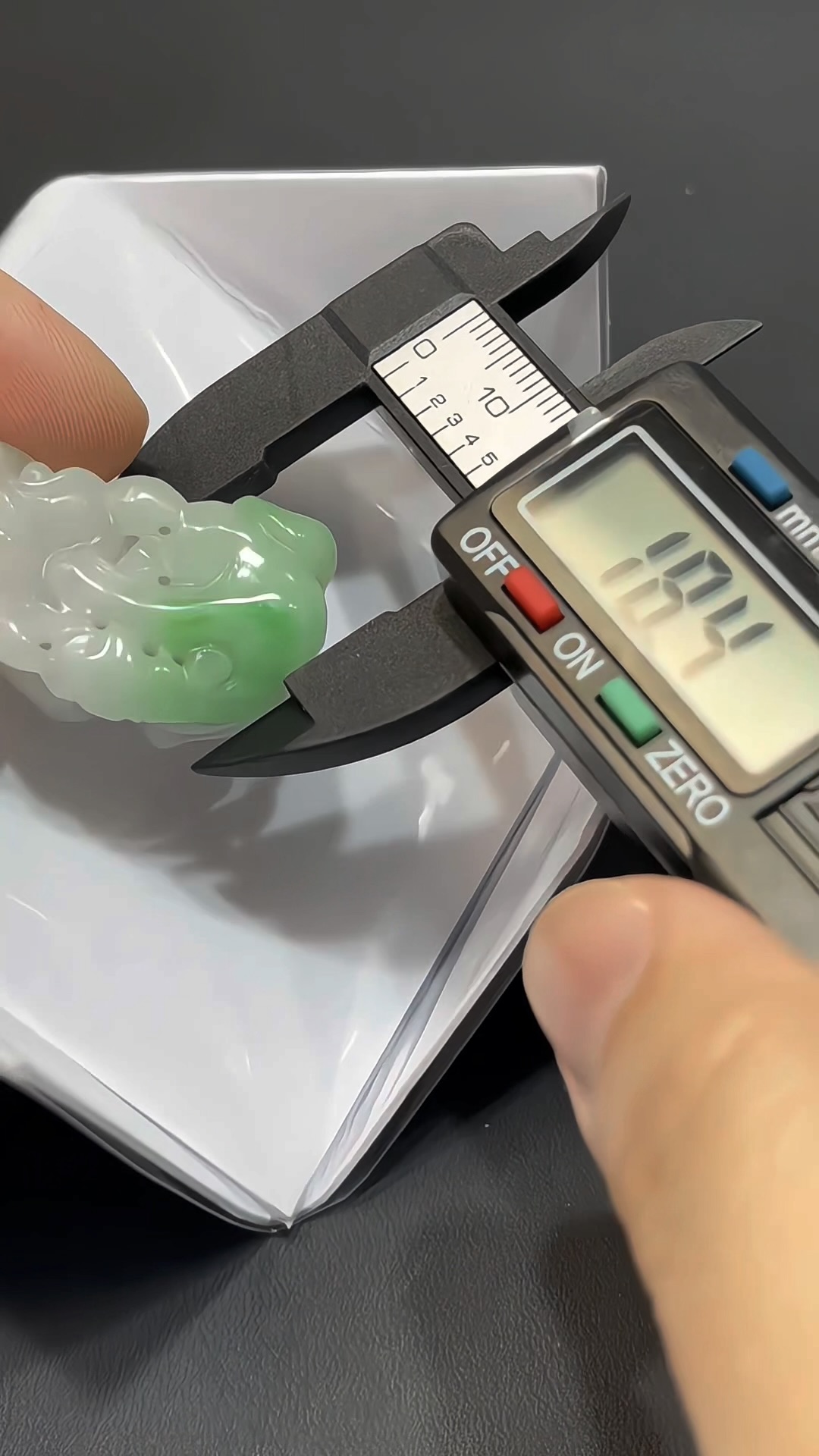 翡翠貔貅|緬甸翡翠 × 白底青 × 陽綠點綴 × 種好細膩 × 招財化太歲推薦 #828 10 翡翠貔貅|緬甸翡翠 × 白底青 × 陽綠點綴 × 種好細膩 × 招財化太歲推薦 #828 - Image 10