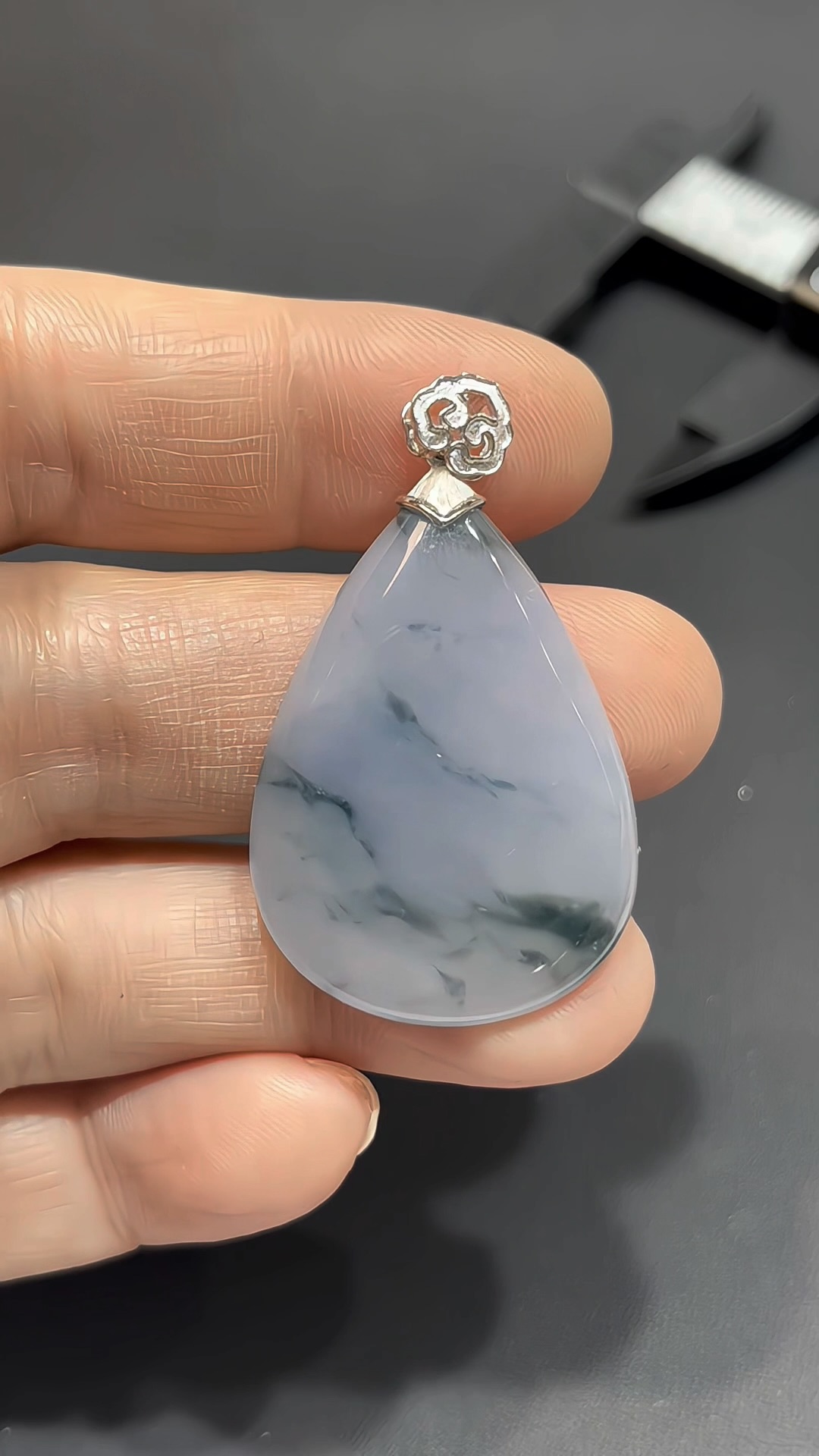 翡翠水滴|緬甸翡翠 × 紫羅蘭色 × 天然藍綠花紋理 × 如意祥雲18K金扣推薦 #831 1 翡翠水滴|緬甸翡翠 × 紫羅蘭色 × 天然藍綠花紋理 × 如意祥雲18K金扣推薦 #831