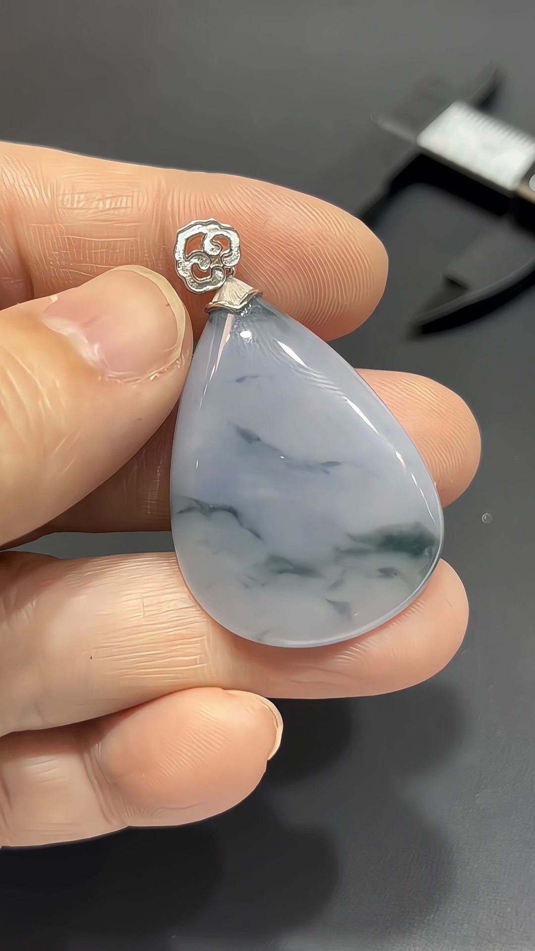 翡翠水滴|緬甸翡翠 × 紫羅蘭色 × 天然藍綠花紋理 × 如意祥雲18K金扣推薦 #831 2 翡翠水滴|緬甸翡翠 × 紫羅蘭色 × 天然藍綠花紋理 × 如意祥雲18K金扣推薦 #831 - Image 2