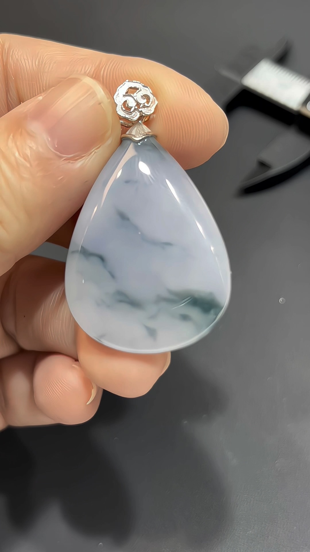 翡翠水滴|緬甸翡翠 × 紫羅蘭色 × 天然藍綠花紋理 × 如意祥雲18K金扣推薦 #831 3 翡翠水滴|緬甸翡翠 × 紫羅蘭色 × 天然藍綠花紋理 × 如意祥雲18K金扣推薦 #831 - Image 3