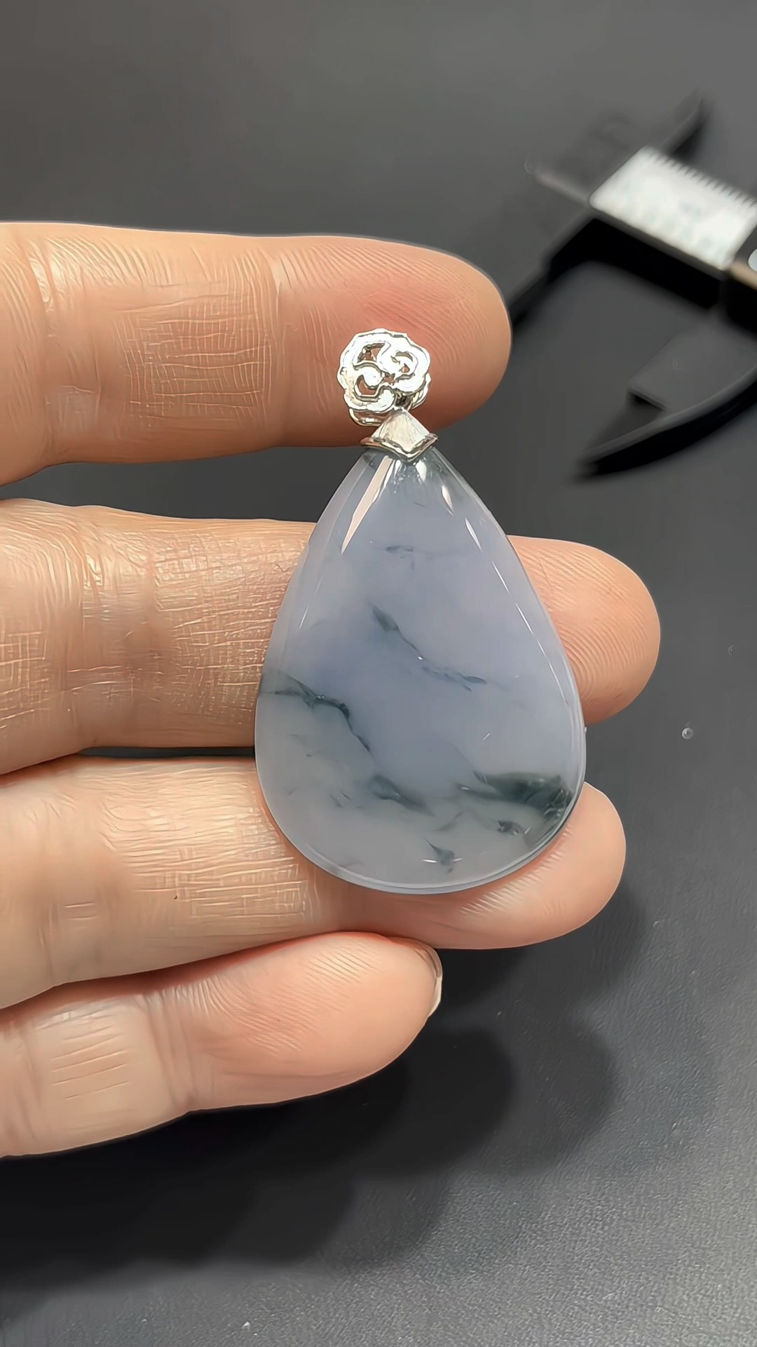 翡翠水滴|緬甸翡翠 × 紫羅蘭色 × 天然藍綠花紋理 × 如意祥雲18K金扣推薦 #831 4 翡翠水滴|緬甸翡翠 × 紫羅蘭色 × 天然藍綠花紋理 × 如意祥雲18K金扣推薦 #831 - Image 4