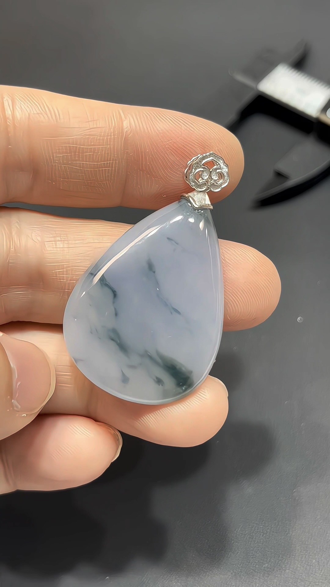 翡翠水滴|緬甸翡翠 × 紫羅蘭色 × 天然藍綠花紋理 × 如意祥雲18K金扣推薦 #831 5 翡翠水滴|緬甸翡翠 × 紫羅蘭色 × 天然藍綠花紋理 × 如意祥雲18K金扣推薦 #831 - Image 5