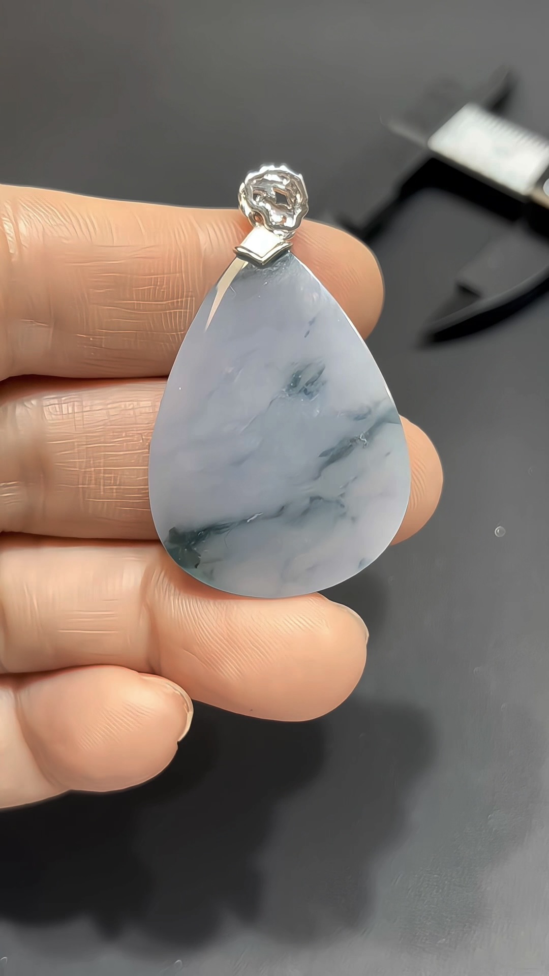 翡翠水滴|緬甸翡翠 × 紫羅蘭色 × 天然藍綠花紋理 × 如意祥雲18K金扣推薦 #831 6 翡翠水滴|緬甸翡翠 × 紫羅蘭色 × 天然藍綠花紋理 × 如意祥雲18K金扣推薦 #831 - Image 6