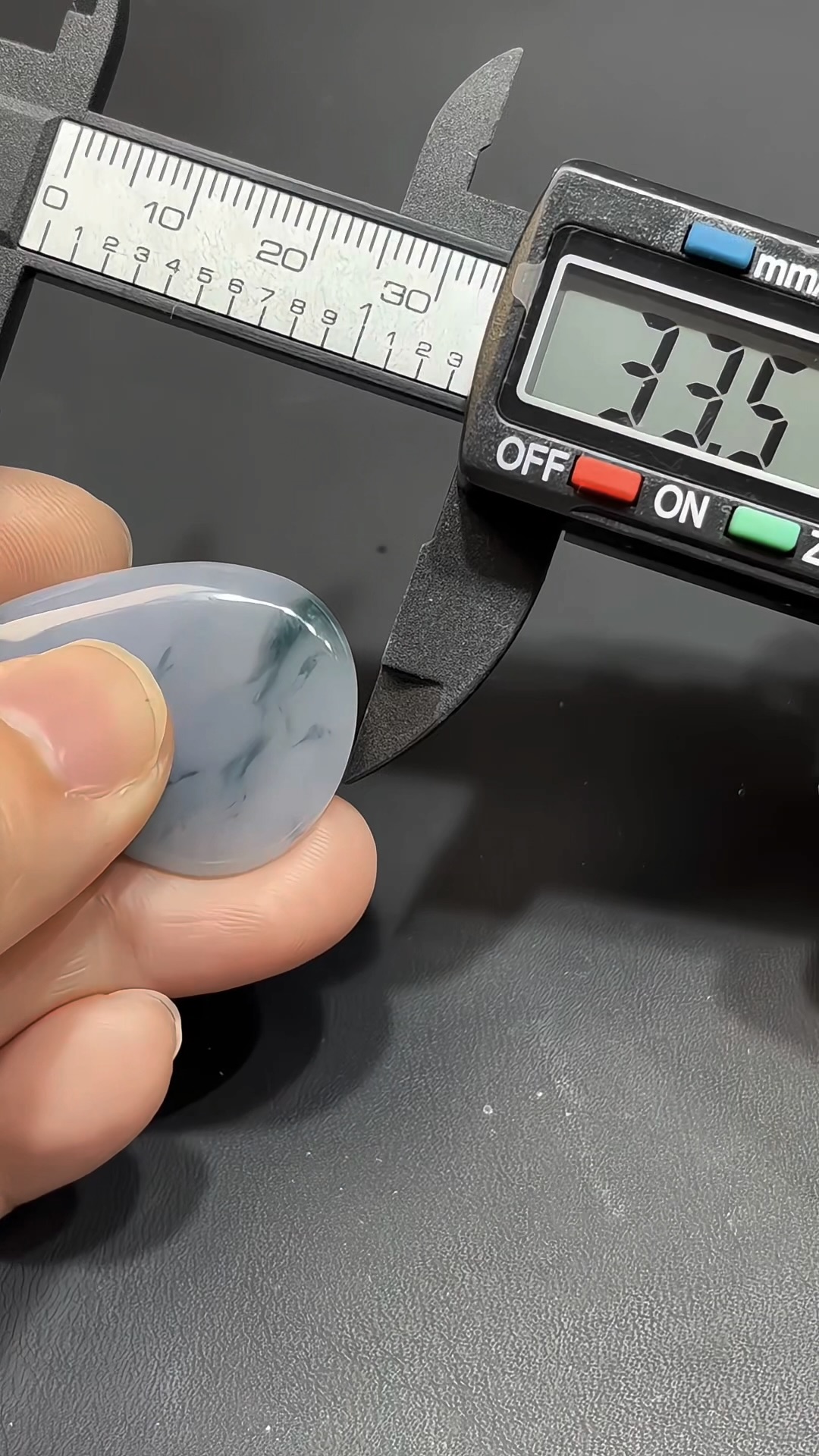 翡翠水滴|緬甸翡翠 × 紫羅蘭色 × 天然藍綠花紋理 × 如意祥雲18K金扣推薦 #831 7 翡翠水滴|緬甸翡翠 × 紫羅蘭色 × 天然藍綠花紋理 × 如意祥雲18K金扣推薦 #831 - Image 7