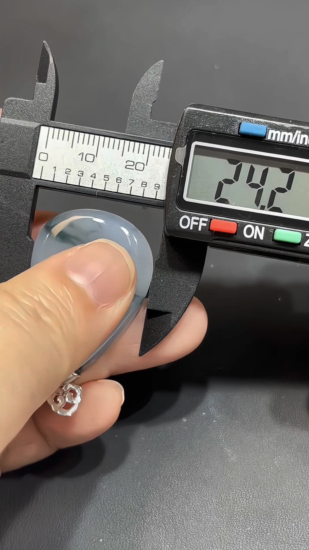 翡翠水滴|緬甸翡翠 × 紫羅蘭色 × 天然藍綠花紋理 × 如意祥雲18K金扣推薦 #831 8 翡翠水滴|緬甸翡翠 × 紫羅蘭色 × 天然藍綠花紋理 × 如意祥雲18K金扣推薦 #831 - Image 8