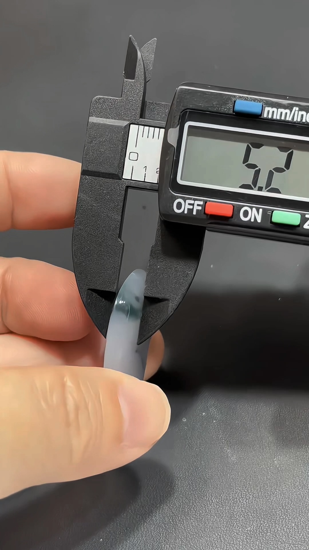 翡翠水滴|緬甸翡翠 × 紫羅蘭色 × 天然藍綠花紋理 × 如意祥雲18K金扣推薦 #831 9 翡翠水滴|緬甸翡翠 × 紫羅蘭色 × 天然藍綠花紋理 × 如意祥雲18K金扣推薦 #831 - Image 9