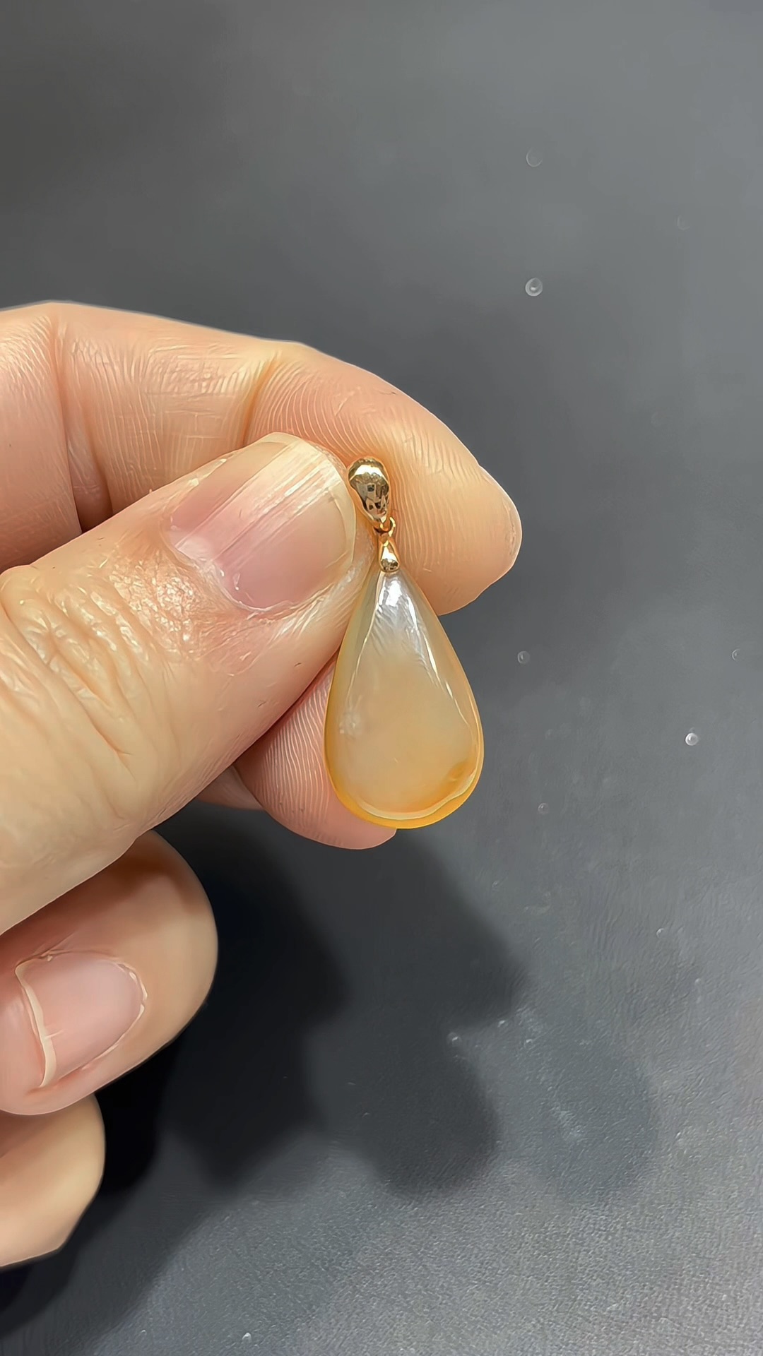 翡翠水滴|緬甸翡翠 × 紫羅蘭色 × 天然藍綠花紋理 × 如意祥雲18K金扣推薦 #831 (複製) 4 翡翠水滴|緬甸翡翠 × 紫羅蘭色 × 天然藍綠花紋理 × 如意祥雲18K金扣推薦 #831 (複製) - Image 4