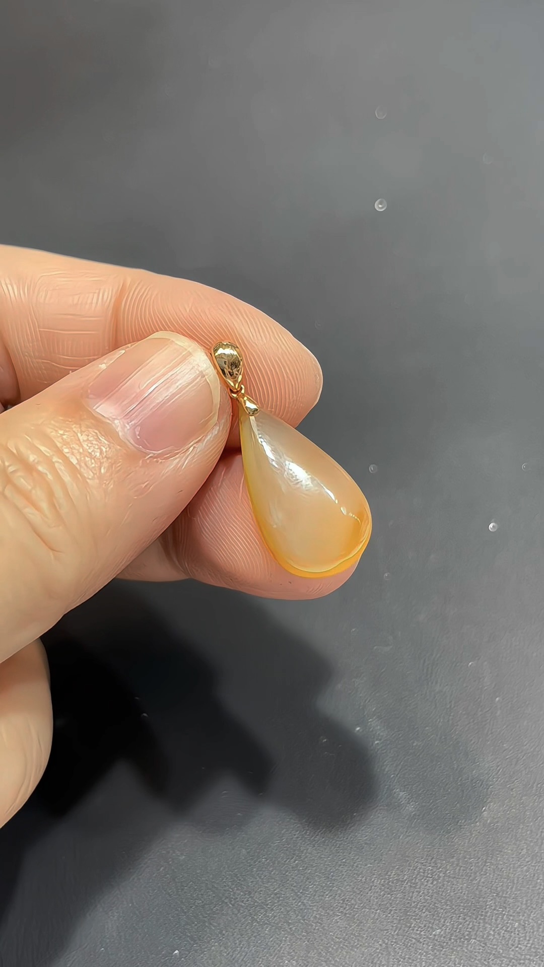 翡翠水滴|緬甸翡翠 × 紫羅蘭色 × 天然藍綠花紋理 × 如意祥雲18K金扣推薦 #831 (複製) 5 翡翠水滴|緬甸翡翠 × 紫羅蘭色 × 天然藍綠花紋理 × 如意祥雲18K金扣推薦 #831 (複製) - Image 5