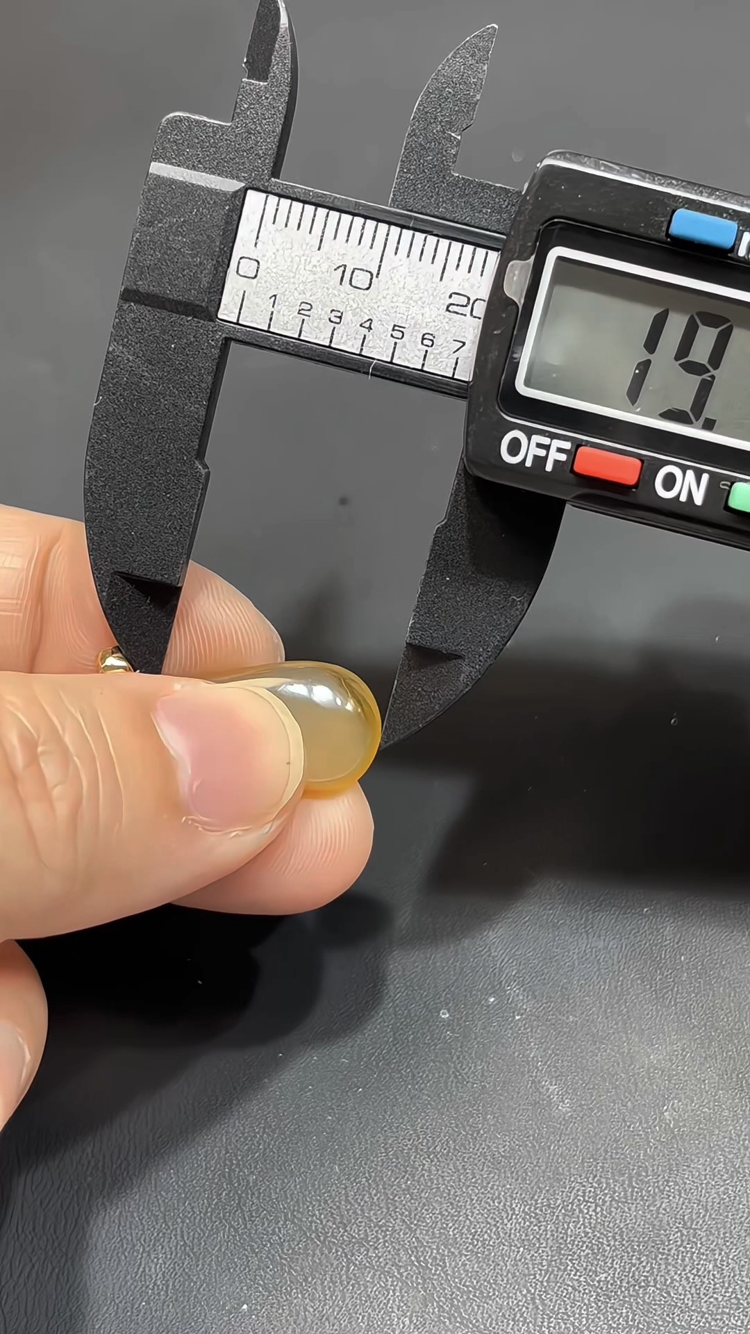 翡翠水滴|緬甸翡翠 × 紫羅蘭色 × 天然藍綠花紋理 × 如意祥雲18K金扣推薦 #831 (複製) 10 翡翠水滴|緬甸翡翠 × 紫羅蘭色 × 天然藍綠花紋理 × 如意祥雲18K金扣推薦 #831 (複製) - Image 10