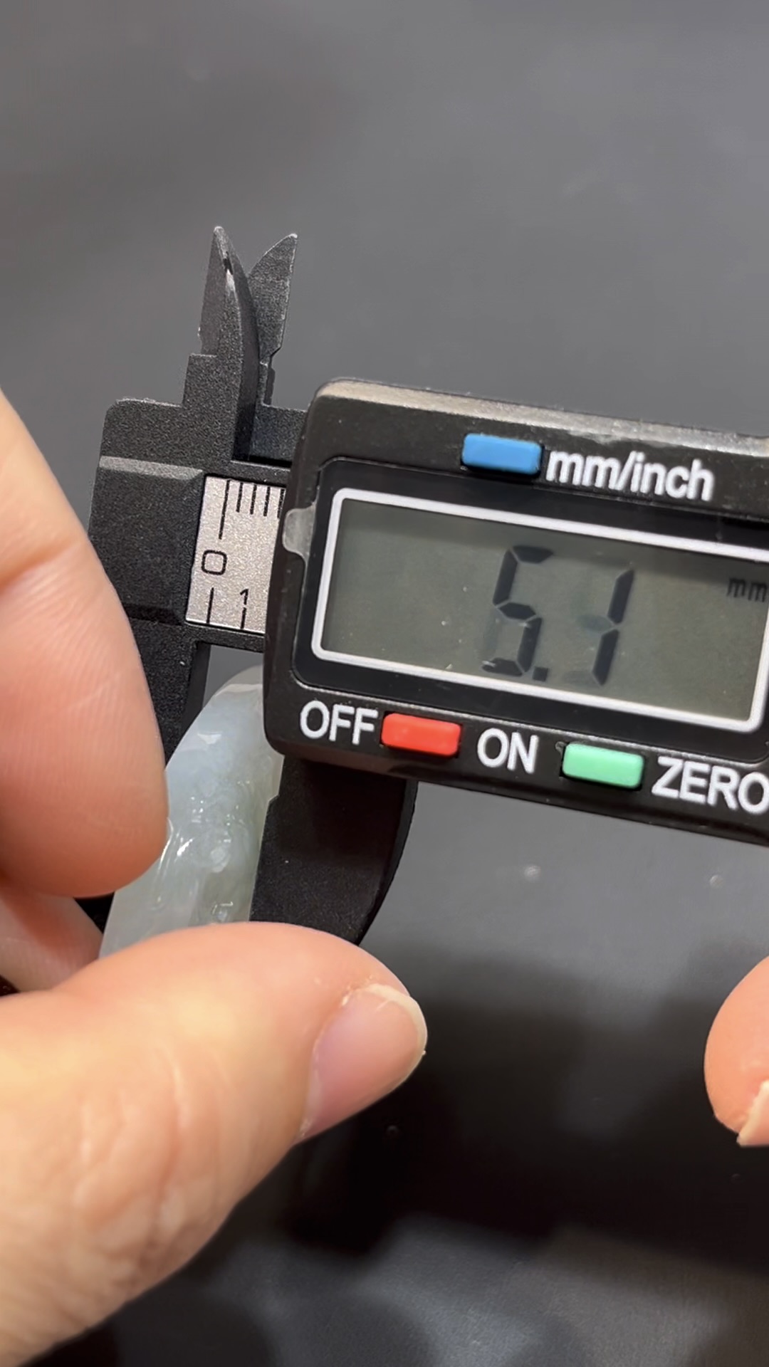 翡翠觀音吊墜|緬甸翡翠 × 側面龍紋 × 雕刻精美 × 高性價比推薦 #842 10 翡翠觀音吊墜|緬甸翡翠 × 側面龍紋 × 雕刻精美 × 高性價比推薦 #842 - Image 10