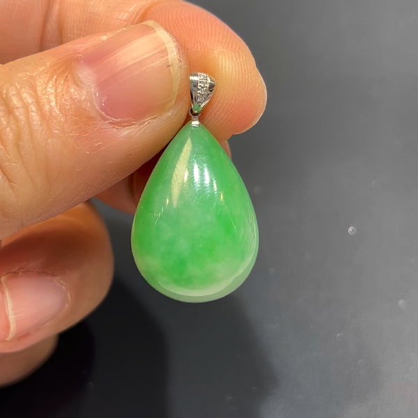 翡翠水滴吊墜｜緬甸翡翠 × 鮮綠色澤 × 小巧迷人 × 高雅典藏推薦 #836