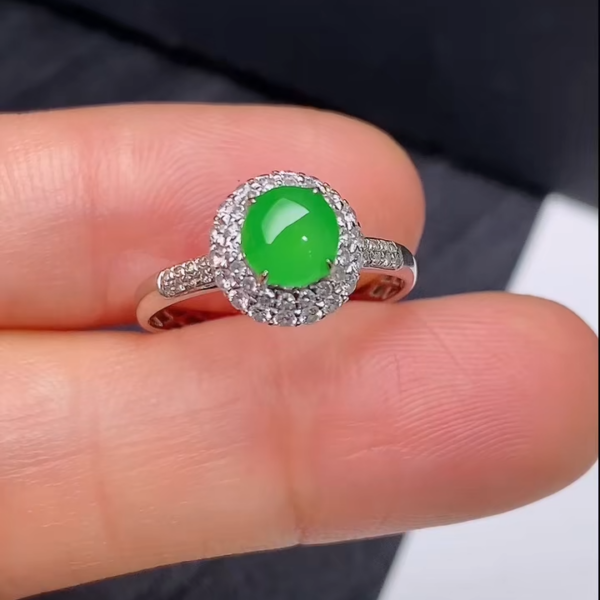 翡翠18K鑲鑽圓形蛋面戒指｜高貴典雅珠寶推薦