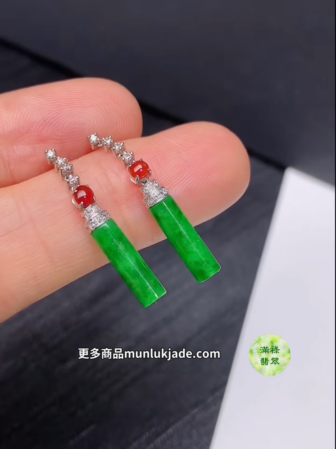 翡翠18K白金鑲鑽陽綠圓柱耳環|紅翡點綴高貴奪目#856 1 翡翠18K白金鑲鑽陽綠圓柱耳環|紅翡點綴高貴奪目#856